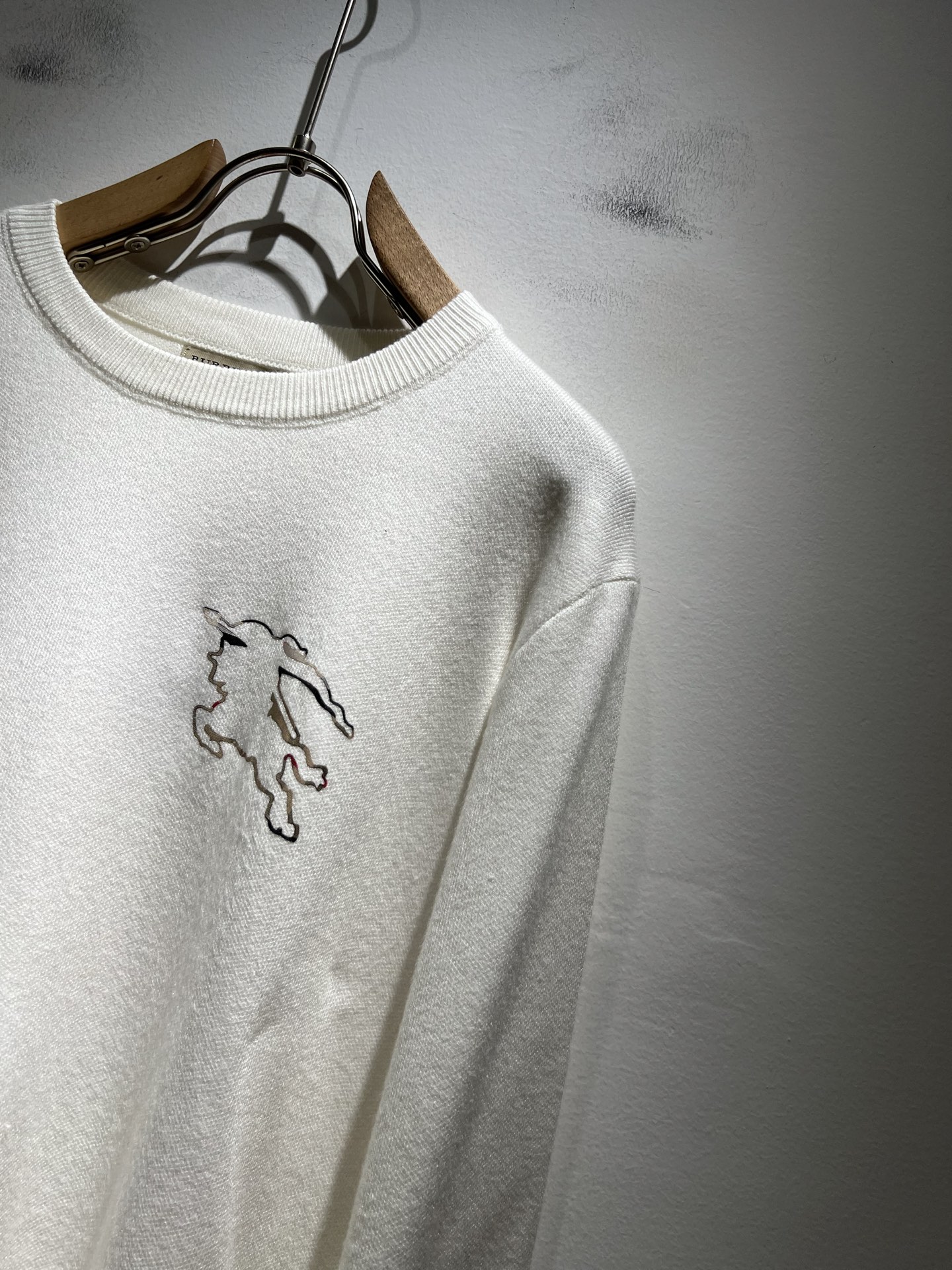 Bur*erry 巴*莉 2025秋冬新款针织羊毛衫，胸前设计标志logo图案压胶设计！品牌经典设计元素