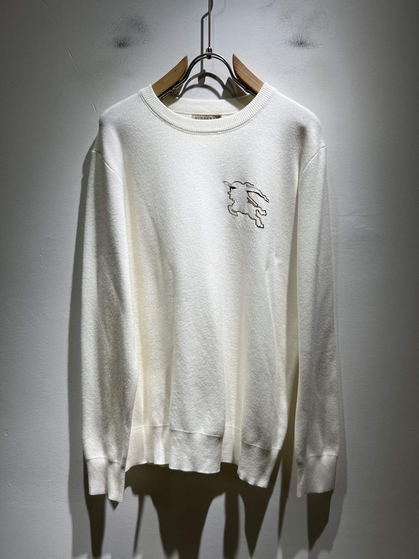 Bur*erry 巴*莉 2025秋冬新款针织羊毛衫，胸前设计标志logo图案压胶设计！品牌经典设计元素