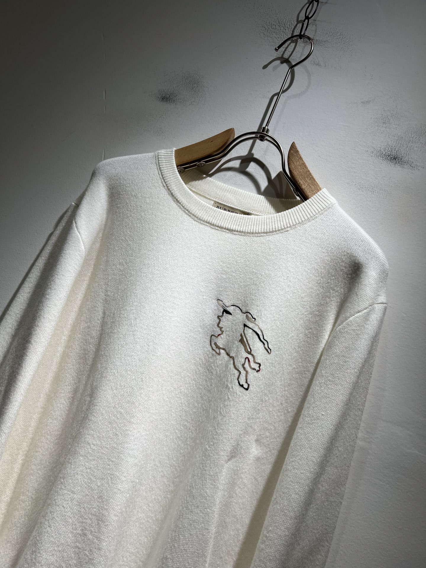 Bur*erry 巴*莉 2025秋冬新款针织羊毛衫，胸前设计标志logo图案压胶设计！品牌经典设计元素