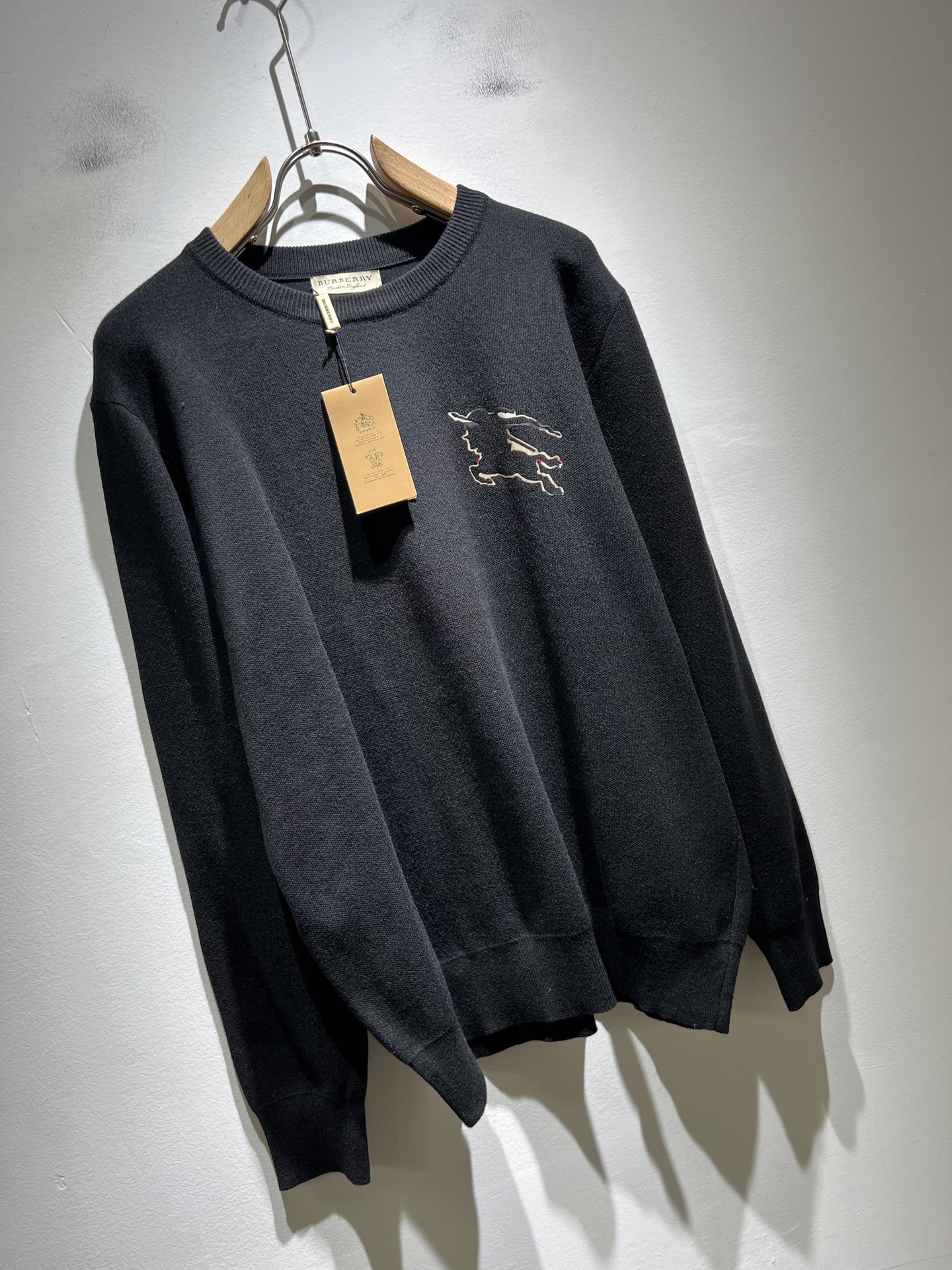 Bur*erry 巴*莉 2025秋冬新款针织羊毛衫，胸前设计标志logo图案压胶设计！品牌经典设计元素