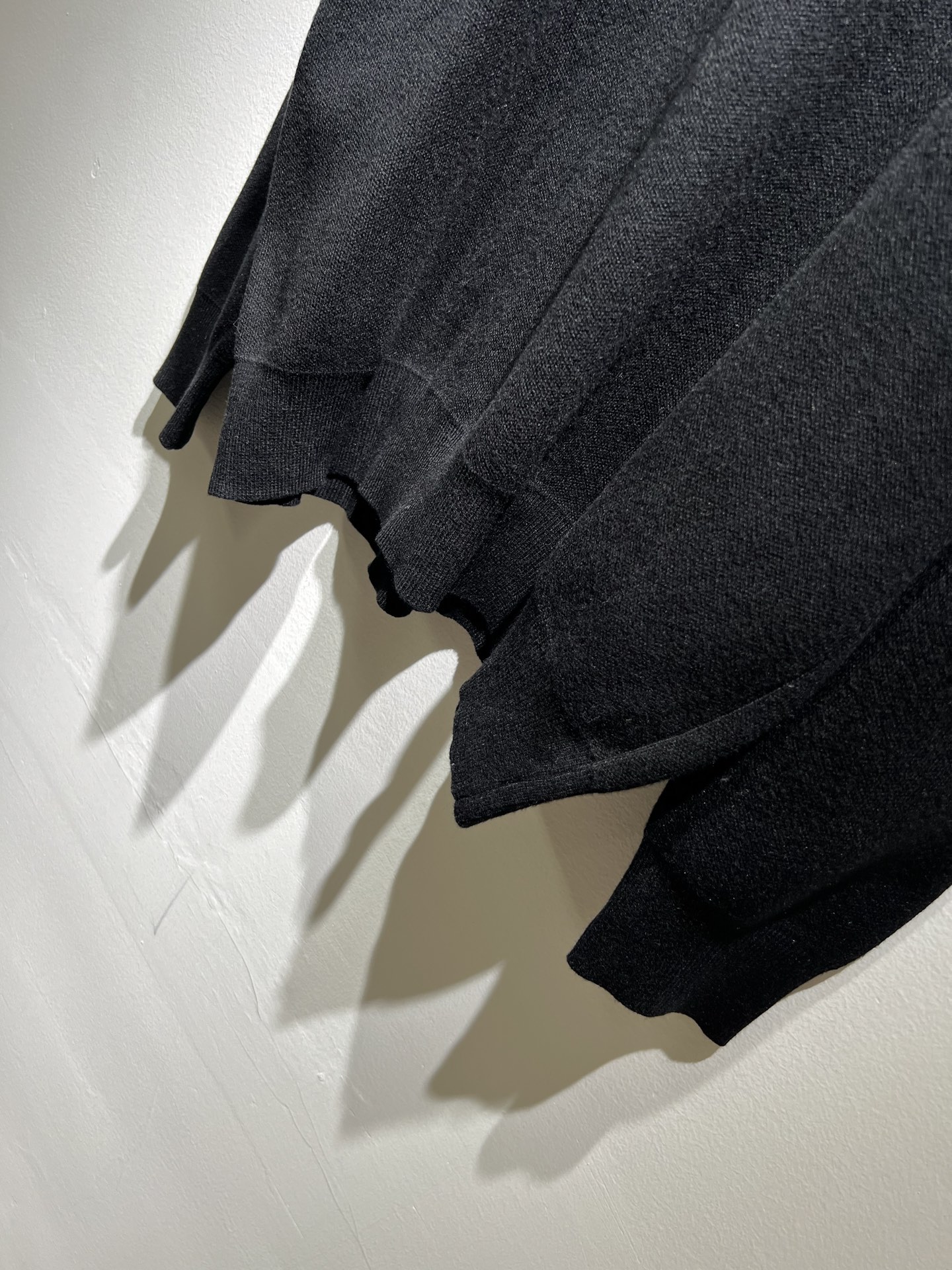 Bur*erry 巴*莉 2025秋冬新款针织羊毛衫，胸前设计标志logo图案压胶设计！品牌经典设计元素