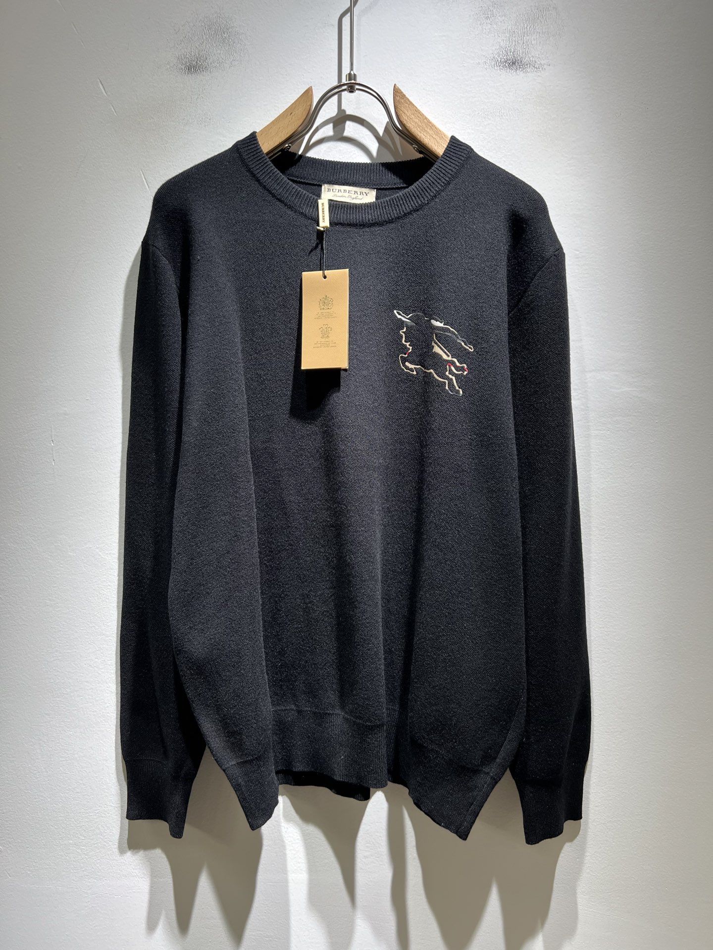 NO:529908,Bur*erry 2025 autumn and winter new knitted cardigan, chest design logo logo pattern glue-pressing design!  Brand classic design elements!  Neither monotonous nor complicated, it shows taste just right!  Customized wool fabrics are available for customers!  Comfortable and breathable are no problem at all. The unique high luxury of the fabric presents a simple and elegant temperament!  Every detail is a synchronized with high-end fashion. Size: M-3XL, burberry, alexander wang19860909Bur*erry 巴*莉 2025秋冬新款针织羊毛衫,胸前设计标志logo图案压胶设计！品牌经典设计元素！既不单调也不复杂,恰到好处的展现品味！客供定制羊毛面料！舒适透气根本不在话下,面料独具的高奢感呈现简约优雅气质！每一处细节都是与高端时尚同步的体现.尺码:M-3XL,,burberry,alexander wang,Men's clothing