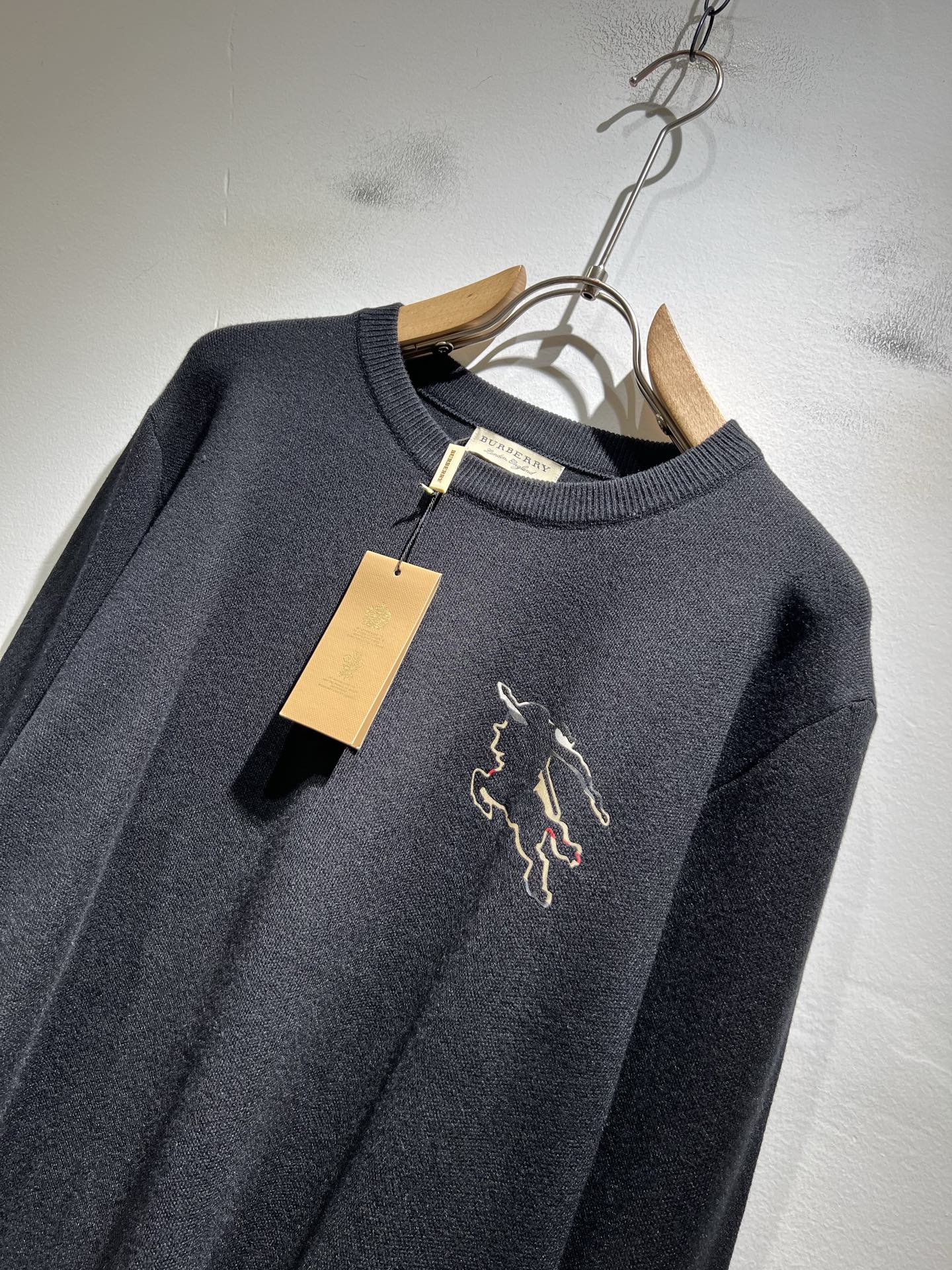 Bur*erry 巴*莉 2025秋冬新款针织羊毛衫，胸前设计标志logo图案压胶设计！品牌经典设计元素