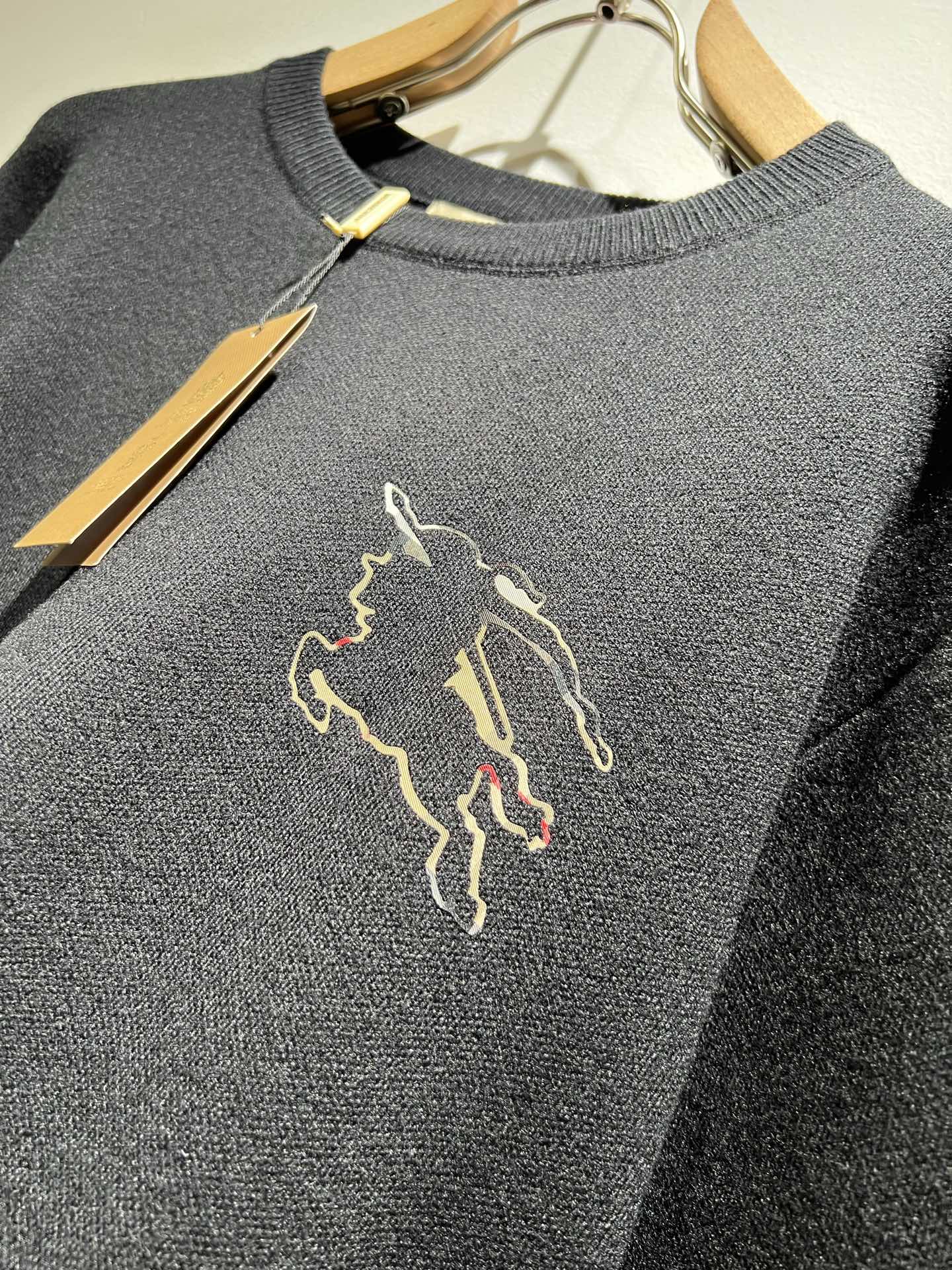 Bur*erry 巴*莉 2025秋冬新款针织羊毛衫，胸前设计标志logo图案压胶设计！品牌经典设计元素