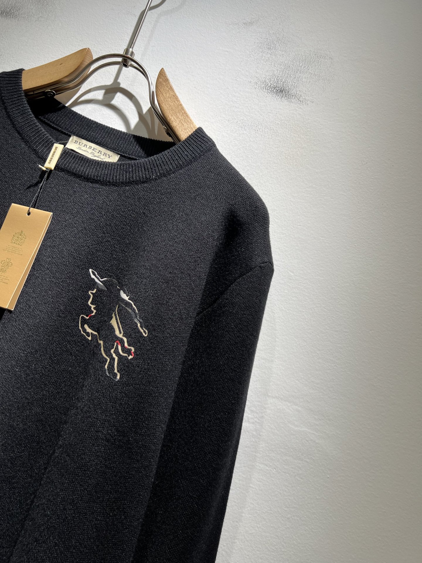 Bur*erry 巴*莉 2025秋冬新款针织羊毛衫，胸前设计标志logo图案压胶设计！品牌经典设计元素