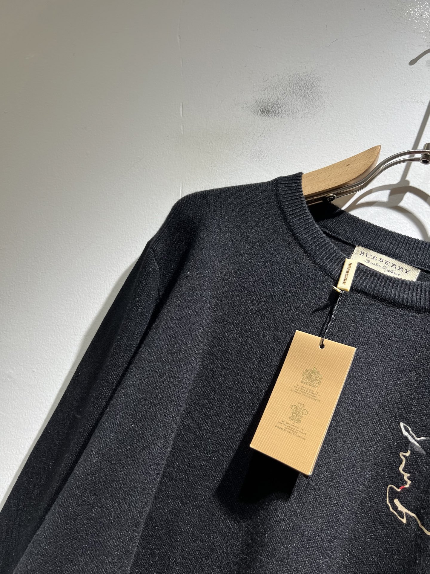 Bur*erry 巴*莉 2025秋冬新款针织羊毛衫，胸前设计标志logo图案压胶设计！品牌经典设计元素