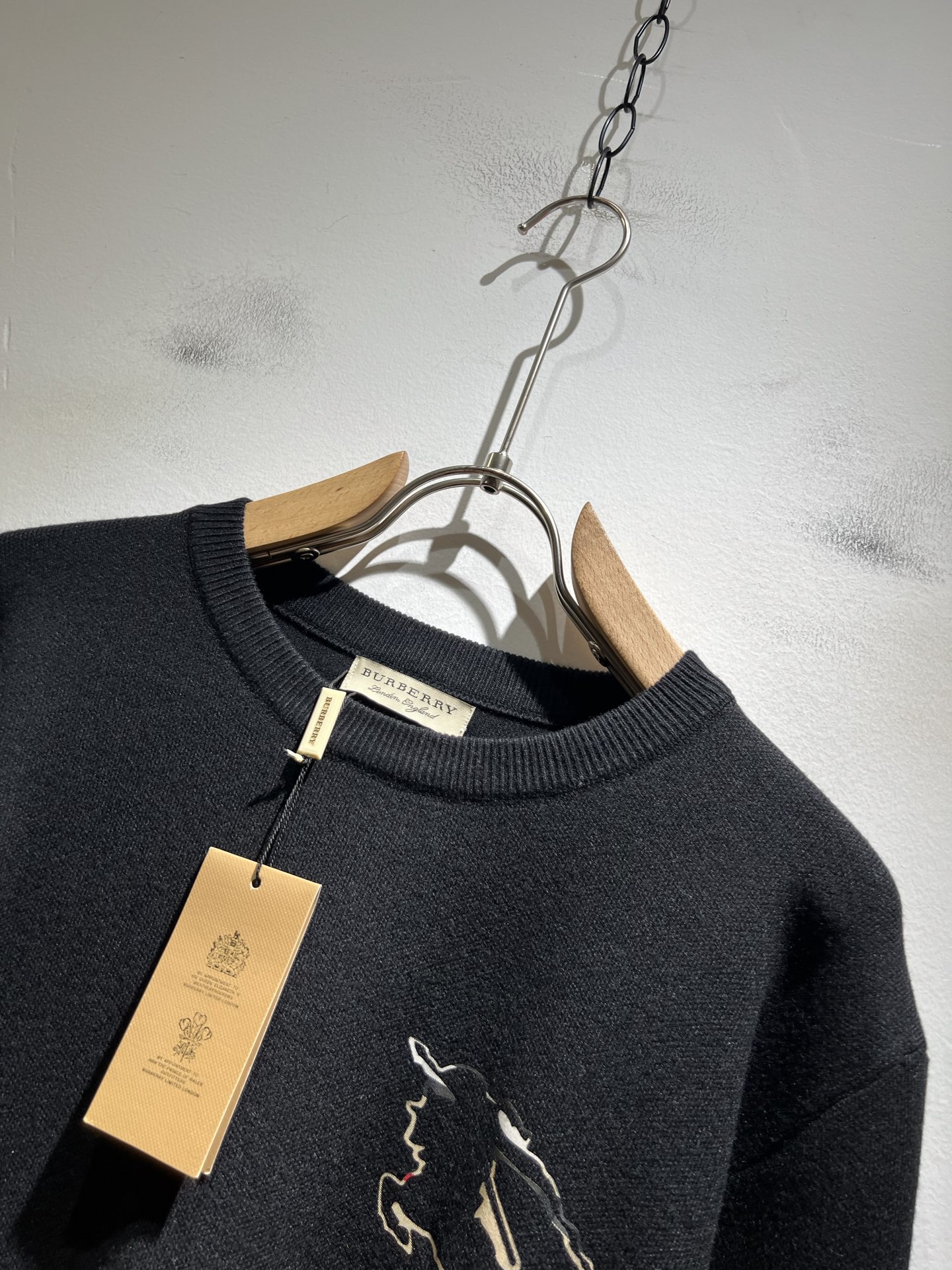 Bur*erry 巴*莉 2025秋冬新款针织羊毛衫，胸前设计标志logo图案压胶设计！品牌经典设计元素