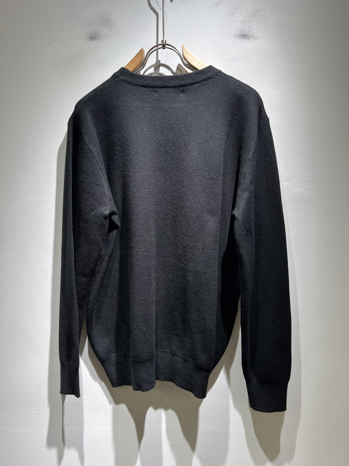 Bur*erry 巴*莉 2025秋冬新款针织羊毛衫，胸前设计标志logo图案压胶设计！品牌经典设计元素