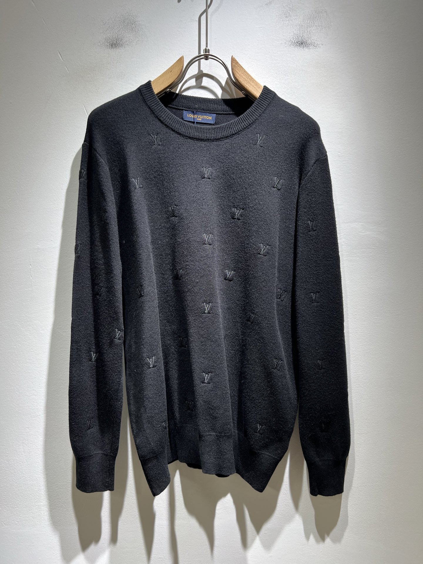 Louis Vuit*on 2025秋冬路易家族轻奢Monogram刺绣针织羊毛衫！男女同款👫装饰！ 路