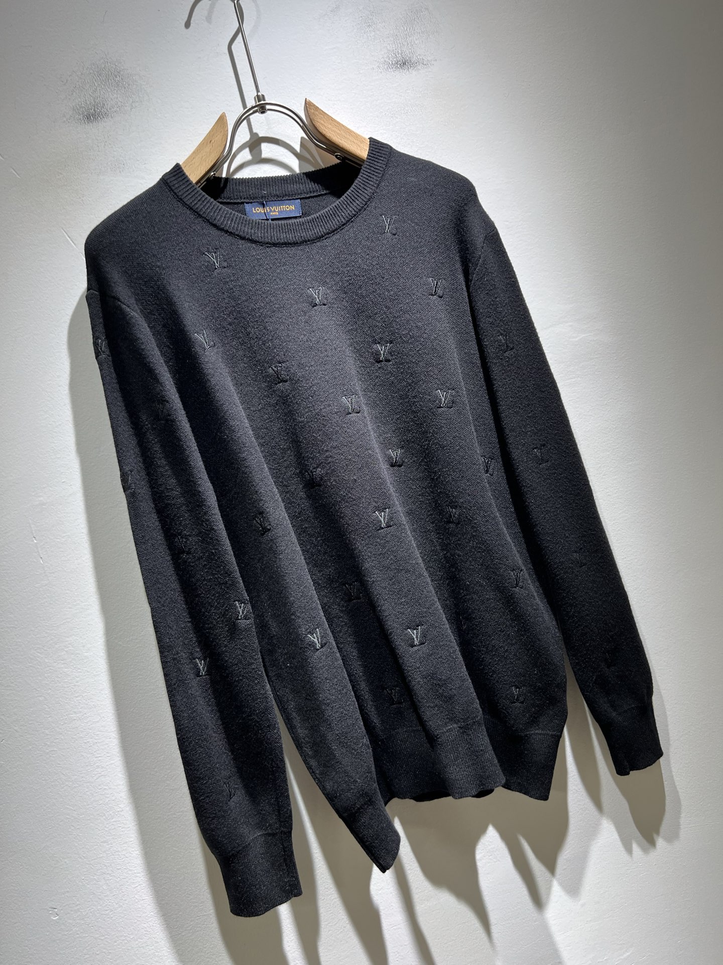 Louis Vuit*on 2025秋冬路易家族轻奢Monogram刺绣针织羊毛衫！男女同款👫装饰！ 路