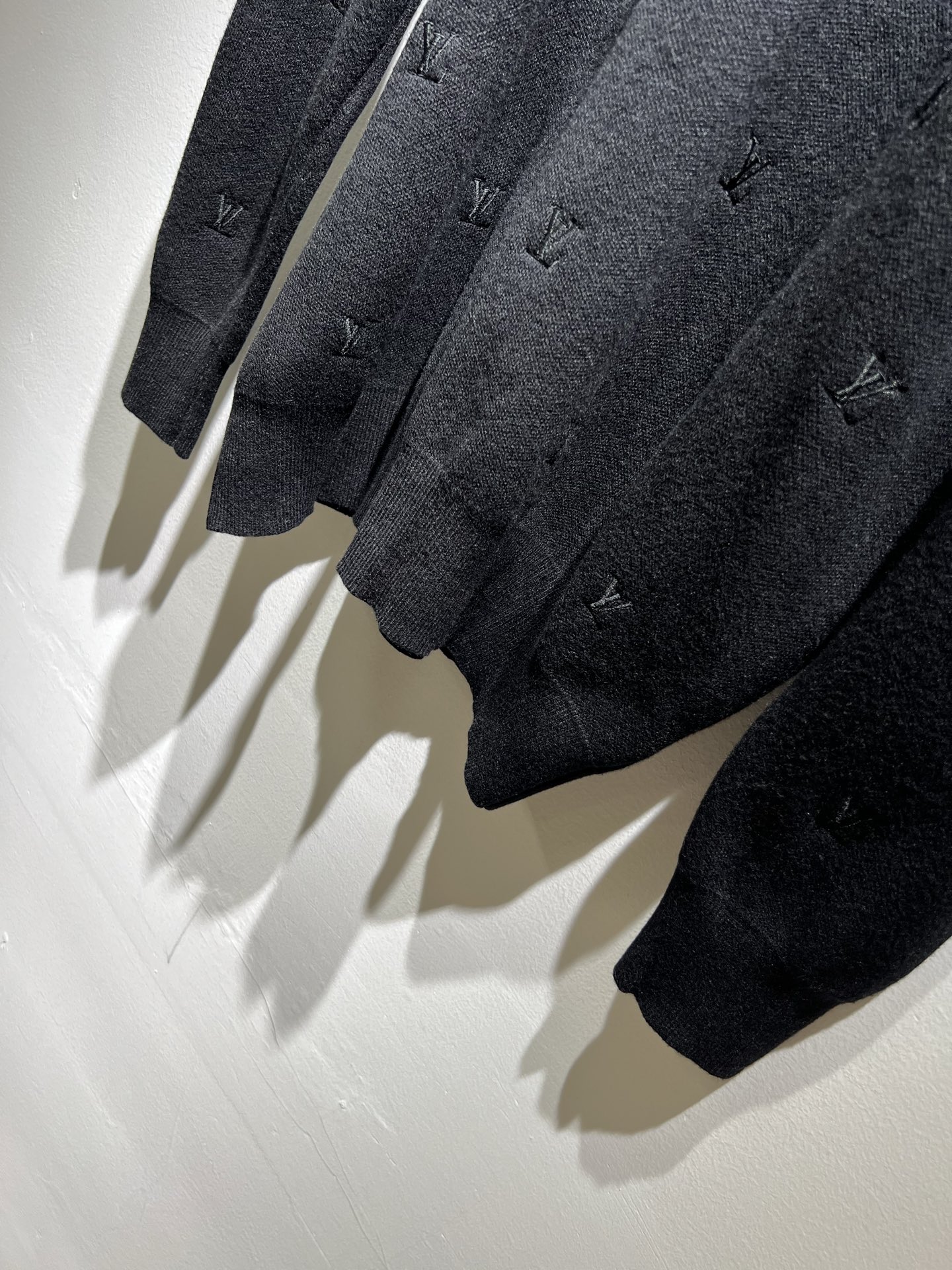 Louis Vuit*on 2025秋冬路易家族轻奢Monogram刺绣针织羊毛衫！男女同款👫装饰！ 路