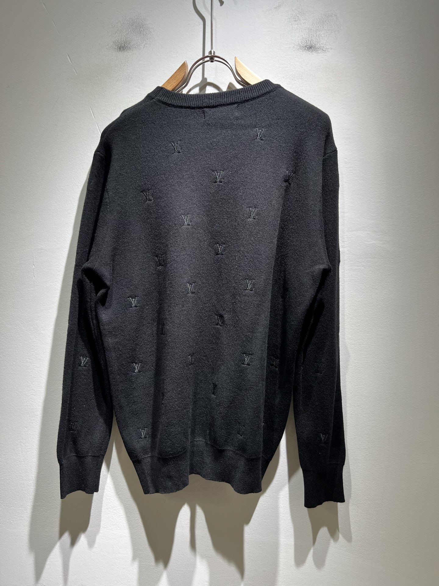 Louis Vuit*on 2025秋冬路易家族轻奢Monogram刺绣针织羊毛衫！男女同款👫装饰！ 路