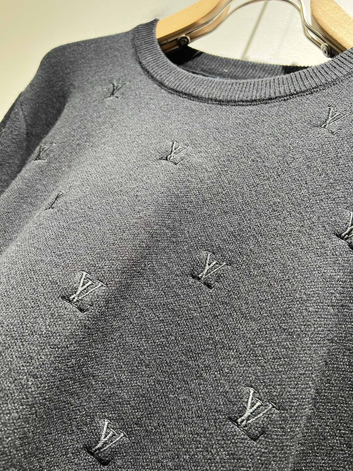 Louis Vuit*on 2025秋冬路易家族轻奢Monogram刺绣针织羊毛衫！男女同款👫装饰！ 路