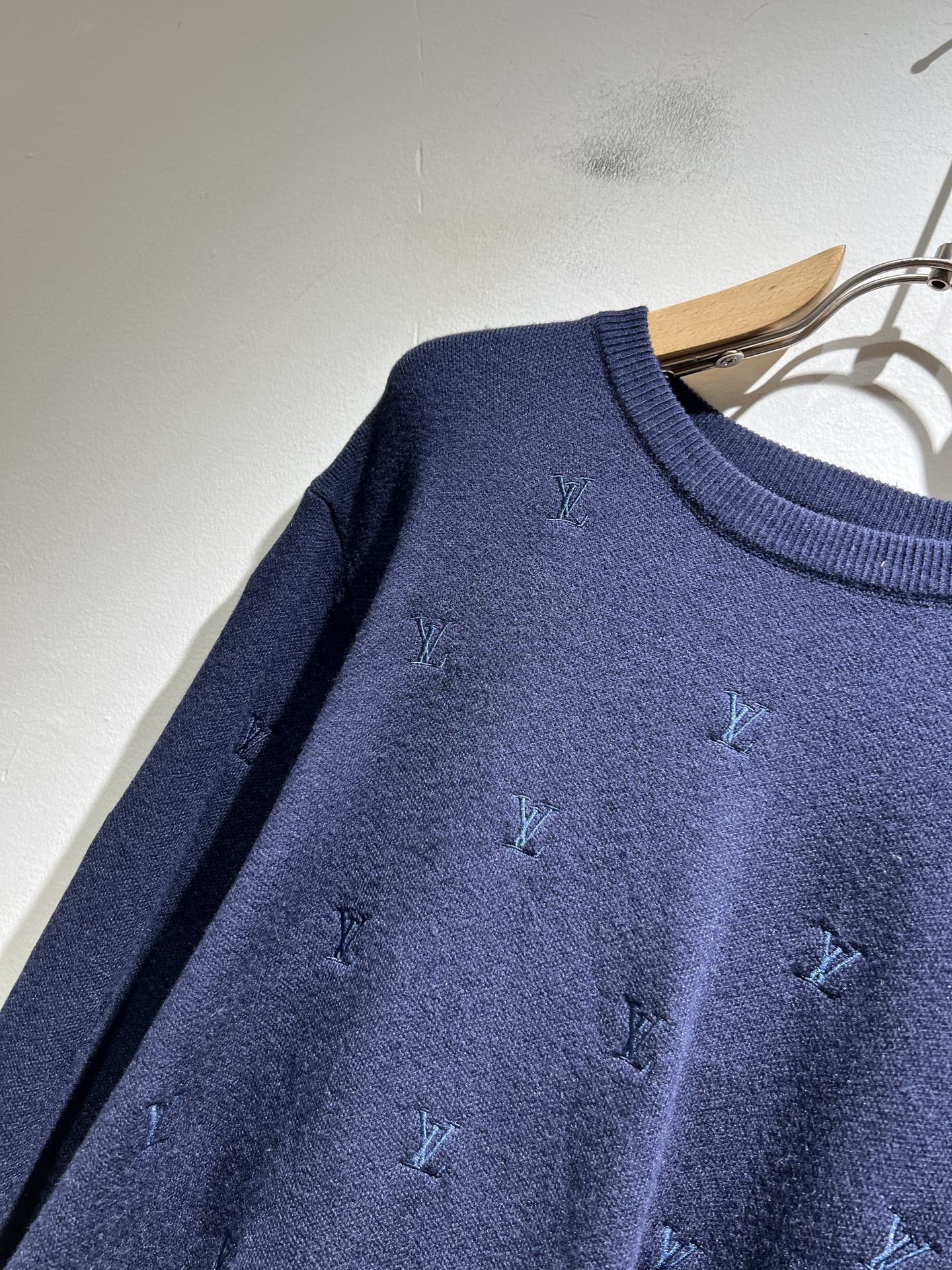 Louis Vuit*on 2025秋冬路易家族轻奢Monogram刺绣针织羊毛衫！男女同款👫装饰！ 路