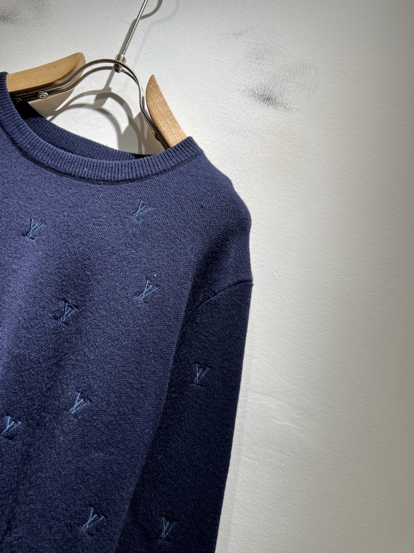 Louis Vuit*on 2025秋冬路易家族轻奢Monogram刺绣针织羊毛衫！男女同款👫装饰！ 路