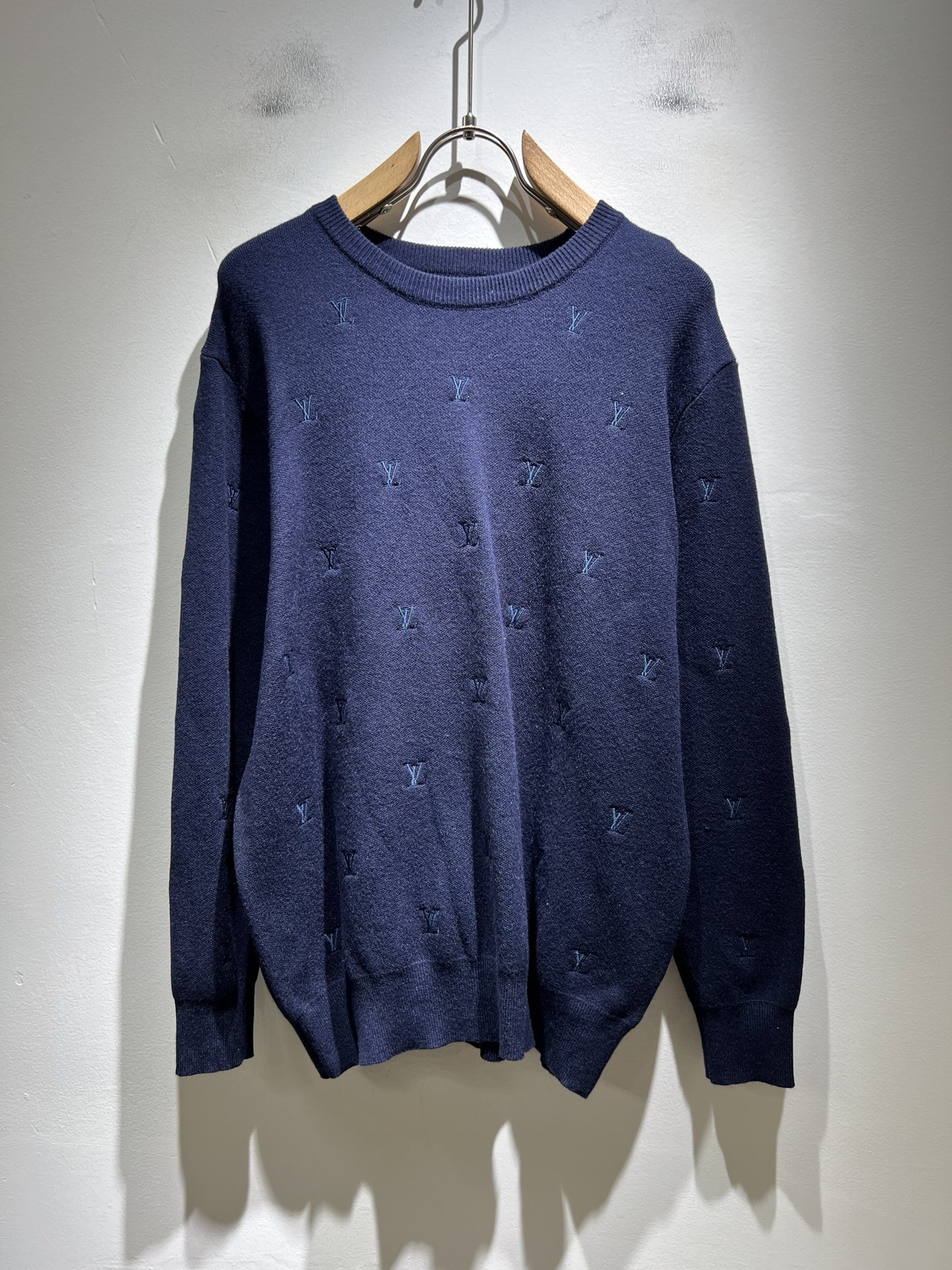 NO:529917,Louis Vuit*on 2025 Autumn and Winter Louis Family Light Luxury Monogram Embroidered Knitted Wool Sweater!  Decoration for men and women!  The new high-end Louis family, the details and quality are always so flawless, and creative designs are emerging one after another. If you don’t buy a few pieces this fall and winter, you can’t be considered a fashion expert. Monogram embroidery pattern design!  It is a thing that everyone loves. It is made of top-grade wool blend, super soft and tough, and has excellent breathability. It comes from world-class trade-level OEM channels, and is extremely rare in quantity and cannot be sold out. The 'Dou Brand' produces prestigious items every year, and the three-dimensional logo presents an extraordinary texture and is clean and neat. This is the special skill of the Louis family and the latest craftsmanship this quarter. The degree of meticulousness has reached the top, and the slim three-dimensional tailoring design is a unique one. It is a fusion of luxury and fashion!  Size M-3XL, louis vuitton,louis vuitton,louis vuitton,alexander wang19860909Louis Vuit*on 2025秋冬路易家族轻奢Monogram刺绣针织羊毛衫！男女同款装饰！ 路易家族的新高端,细节品质永远的那么完美无瑕,创意设计层出不穷.今年秋冬季节没有入手几件路易你算不上时尚达人.Monogram刺绣图案设计！实属人见人爱的东西.顶级羊毛混纺打造,超级柔软且具有韧性,透气感也是绝佳.来自世界级贸易级别的代工厂渠道,数量极其稀少售完无补.“驴牌”每年都会出的老花单品,立体Logo呈现不一般的质感,干净俐落.这是路易家族的看家绝活也是本季度的最新工艺.细致化程度已经达到顶端了,修身立体剪裁的版型设计堪称一绝.属于奢华与时尚的融合！尺码M-3XL,,louis vuitton,louis vuitton,louis vuitton,alexander wang,Men's clothing