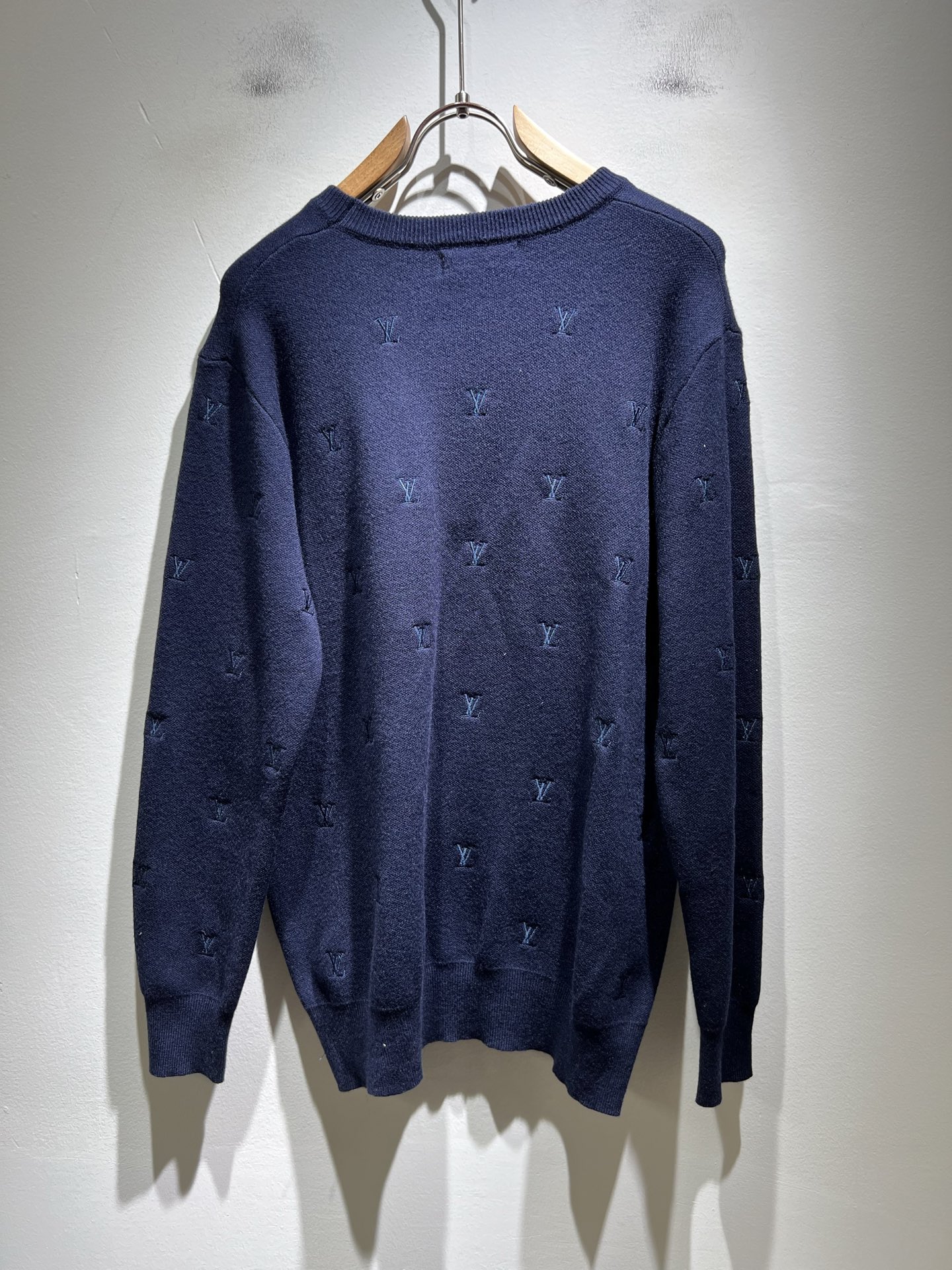 Louis Vuit*on 2025秋冬路易家族轻奢Monogram刺绣针织羊毛衫！男女同款👫装饰！ 路