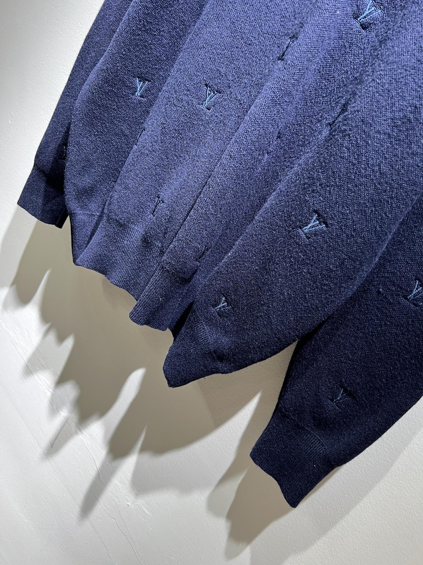 Louis Vuit*on 2025秋冬路易家族轻奢Monogram刺绣针织羊毛衫！男女同款👫装饰！ 路