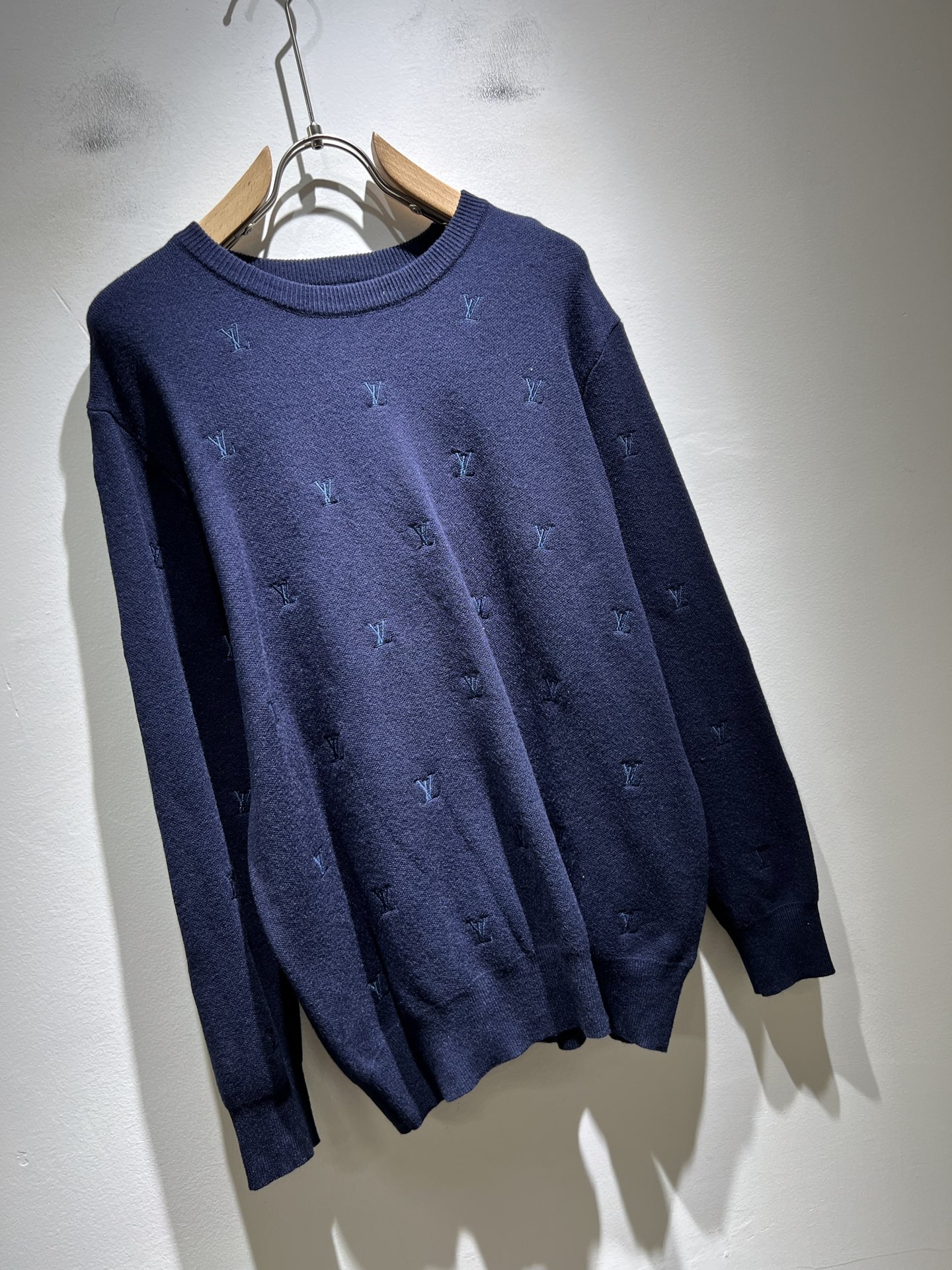 Louis Vuit*on 2025秋冬路易家族轻奢Monogram刺绣针织羊毛衫！男女同款👫装饰！ 路