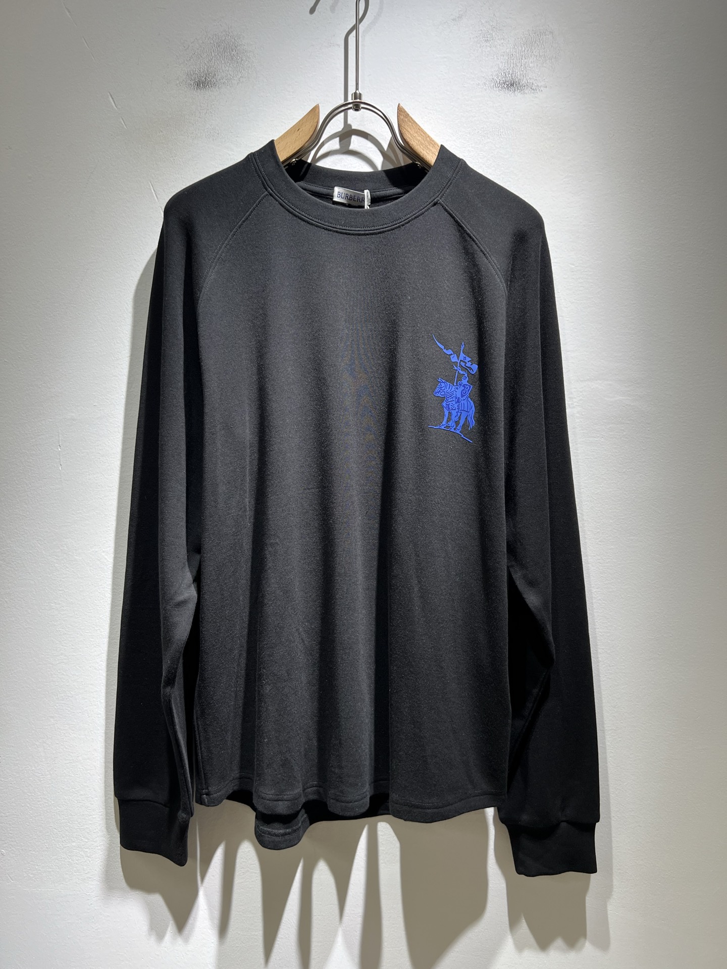 NO:530741,BURBER*Y Ba*li's 2025 autumn and winter new product of men and women's same long-sleeved base shirt, is coming, and is made of a popular environmentally friendly pure cotton fabric recently. It is a high-end outdoor sports and leisure series, which is very popular in sports!  BUR's latest special material, logo pattern glue pressing design!  Fabrics are also called memory cloths, which refer to fabrics with morphological memory functions. They instantly kill all versions on the market. They can only say that they are not at the same level at all. Whether it is material, details restoration and craftsmanship, they are not afraid of any challenges. They just contribute wonderful products to everyone. As always, they are consistent. A style that implements the core concept of BUR will be closely tied to fashion, always maintaining perfection, a simple but not simple design style that perfectly meets the outfit you need in daily life. Size: S-XL, burberry, alexander wang19860909BURBER*Y巴*莉2025秋冬新品男女同款长袖打底衫,重磅来袭,最近比较火热的环保纯棉面料制作而成,高端户外运动休闲系列,非常火热运动风潮！BUR最新研发的特殊材质,标志logo图案压胶设计！面料也叫记忆布,是指具有形态记忆功能的面料,秒杀市面上一切版本,只能说根本就不是一个级别的存在,不管是材质还是细节还原度以及工艺制作方面,不惧任何挑战,只为给大家奉献绝妙产物一如既往,始终如一,贯彻了BUR核心理念的一个款式将与时尚紧紧的捆绑在一起,时刻保持完美,简约而不简单的的设计风格,完美的满足了你日常所需要的穿搭.尺码:S-XL,,burberry,alexander wang,Men's clothing