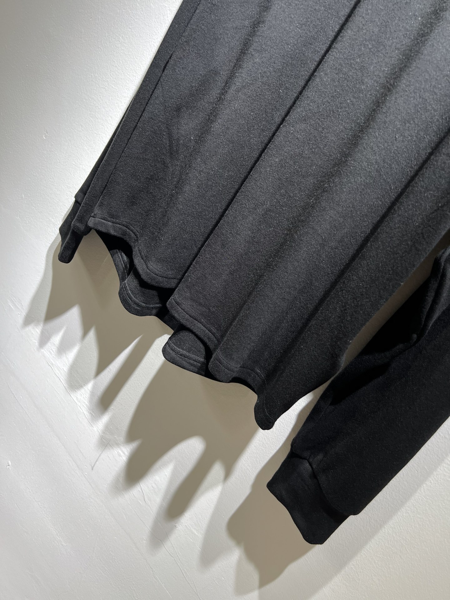 BOSS 2025秋冬新款男女同款👫长袖打底衫，意大利原厂订单渠道，极具个性高级风，标志logo图案压胶