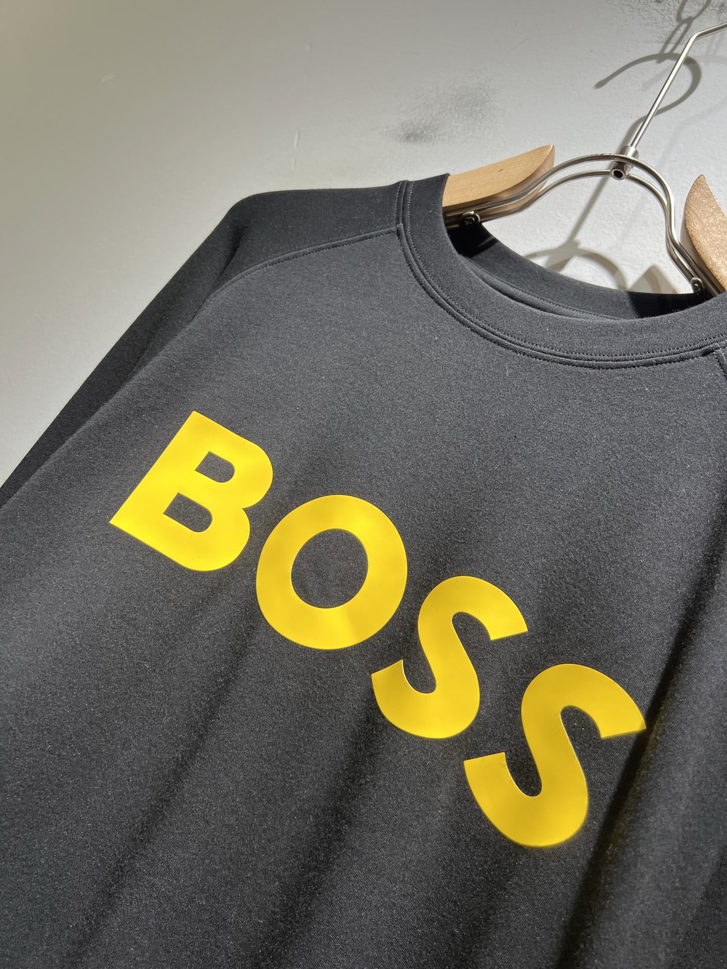 BOSS 2025秋冬新款男女同款👫长袖打底衫，意大利原厂订单渠道，极具个性高级风，标志logo图案压胶