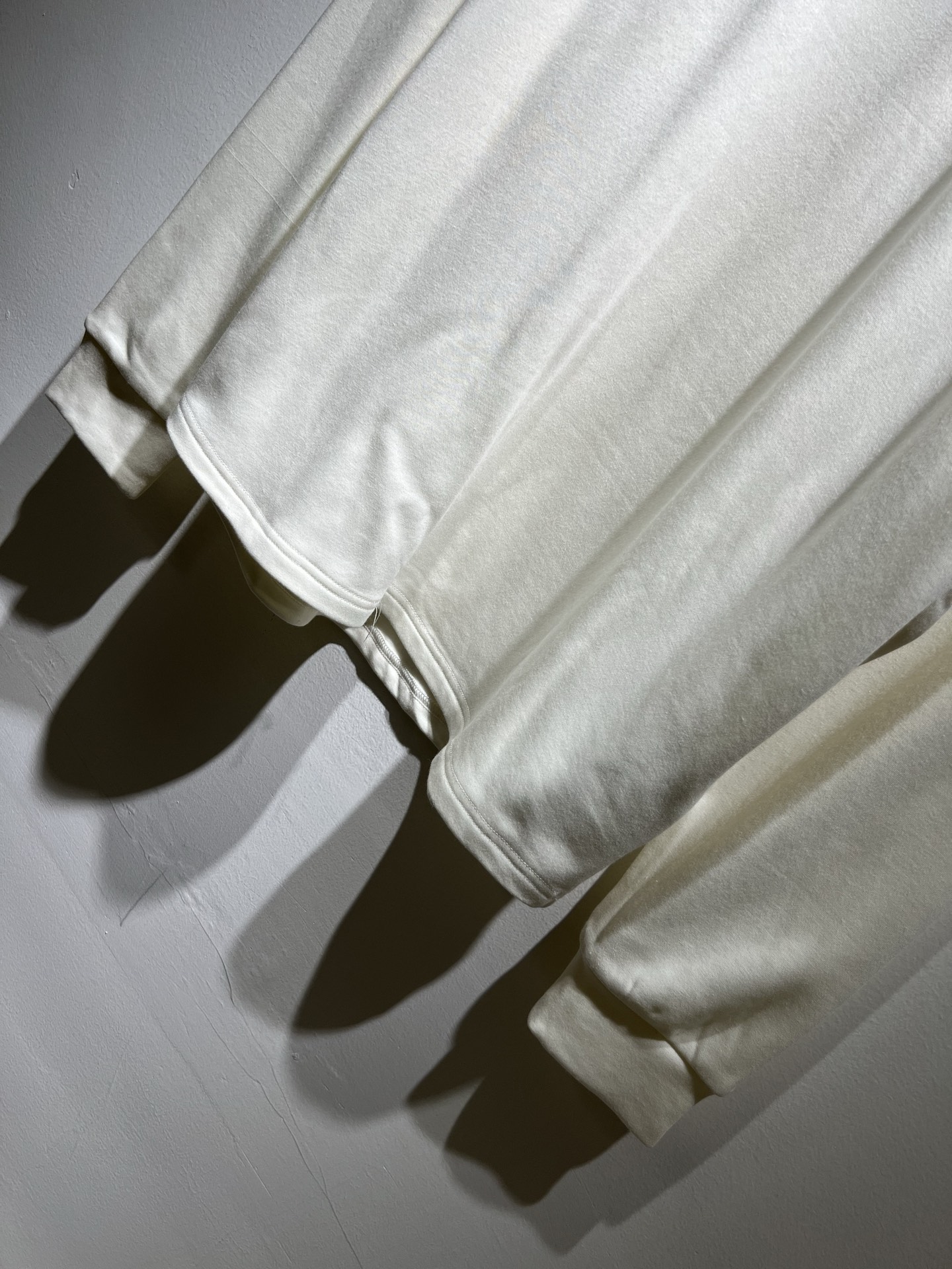 BOSS 2025秋冬新款男女同款👫长袖打底衫，意大利原厂订单渠道，极具个性高级风，标志logo图案压胶