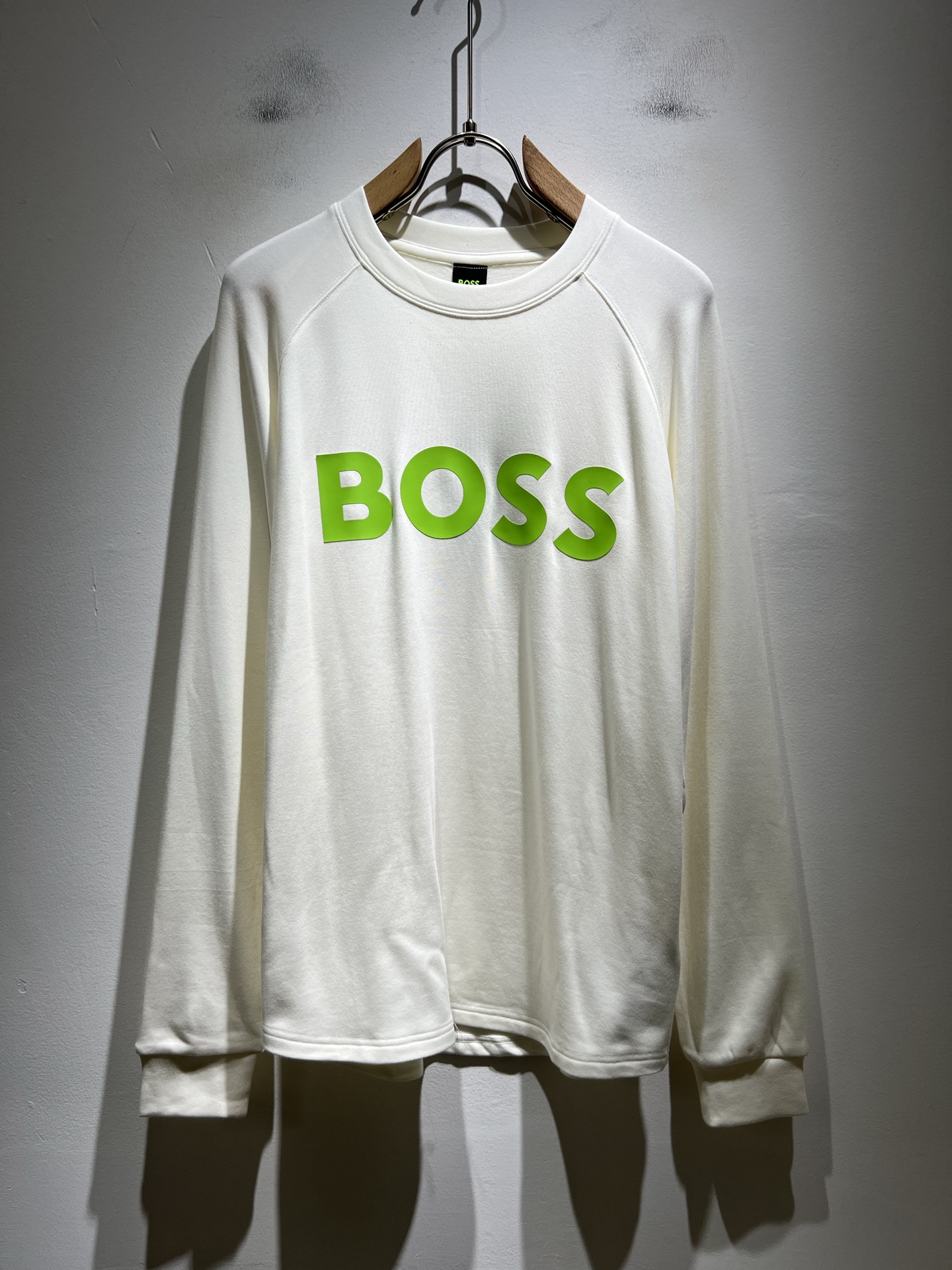 NO:529928,BOSS 2025 autumn and winter new men and women's same long-sleeved base shirt, original Italian order channel, very personalized and high-end style, logo pattern glue pressing technology design!  Couple pure cotton short-sleeved T-shirt!  !  The latest fashion trends and popular products are here, and it is another simple and high-end fashion item. It is a fashion product with very high-end outfit charm. It is a must-have item for fashion trends!  Original Italian manufacturer channels, special-level orders, and released at the same time as Hong Kong, Macao and Taiwan buyers. This model is also the latest popular product of Luo Yiweijia this year and the most classic product. Its specifications and grades are beyond doubt!  !  The choice is very diverse, and it can be said that this model naturally has a fresh and natural feeling, showing the brand charm and high-end feeling. The texture of this model is very good, and the heavy weight and brilliant skin-friendliness that can be seen with hands are even better, and it is a complete enjoyment of wearing!  !  Size: S-XL, loewe, T-shirt,tees, t-shirt,alexander wang19860909BOSS 2025秋冬新款男女同款长袖打底衫,意大利原厂订单渠道,极具个性高级风,标志logo图案压胶工艺设计！情侣款纯棉短袖T恤！！最新时尚潮流人气产物驾到,又是一款简约高级的时尚单品,穿搭魅力十分高级不俗的时尚产物 ,时尚潮流必备单品！意大利原厂渠道,特供级别订单,同步港澳台买手店发布,此款也是罗意威家今年的最新人气产物,也是最经典的产物,其规格跟档次更是毋庸置疑！！ 选择极具多样化,言而喻此款自然具备那种清新自然的感觉,彰显品牌魅力与高级感,此款的质感十分的到位,用手可以感知的重磅跟出彩亲肤程度更是上佳,十足的穿着享受！！尺码: S-XL,,loewe,T-shirt,tees，t-shirt,alexander wang,Men's clothing