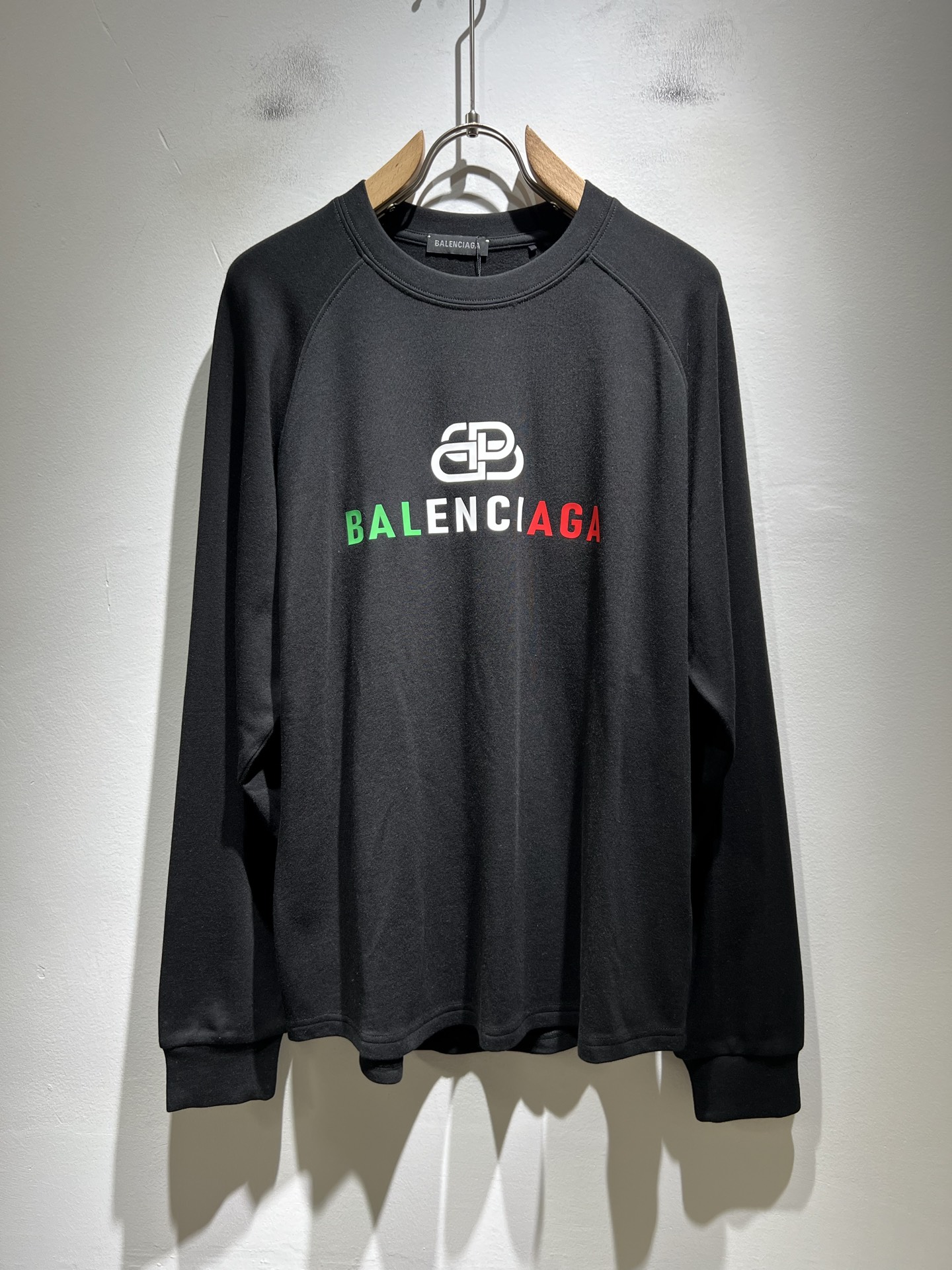 NO:529926,BALENCI*GA Paris* 2025 autumn and winter new men and women's same long-sleeved base shirt!  Fashionable casual short-sleeved T-shirt with catwalk pattern prints!  Design logo glue pressing design!  The most designed and selected customer-supplied 260g pure cotton fabric, which feels soft and skin-friendly, is comfortable and breathable, and you can’t picky about the real thing!  Loose, small, shoulder-dead round neck cut, genderless couple mixed styles, opening up a new fashion charm!  Differentiate the market version of the high-end custom series!  Size S-XL, balenciaga, T-shirt,tees, t-shirt,alexander wang19860909BALENCI*GA巴黎*家 2025秋冬新款男女同款长袖打底衫！走秀图案印花时尚休闲短袖T恤衫！设计logo压胶设计！极具设计精选客供260g纯棉面料,手感柔软亲肤,着身舒适透气性都无法挑剔,实物绝对会让你爱不释手！宽松小落肩的圆领版型裁剪,无性别主义的情侣混穿款式,打开全新的时装新韵味！区别市场版本高定系列！尺码S-XL,,balenciaga,T-shirt,tees，t-shirt,alexander wang,Men's clothing