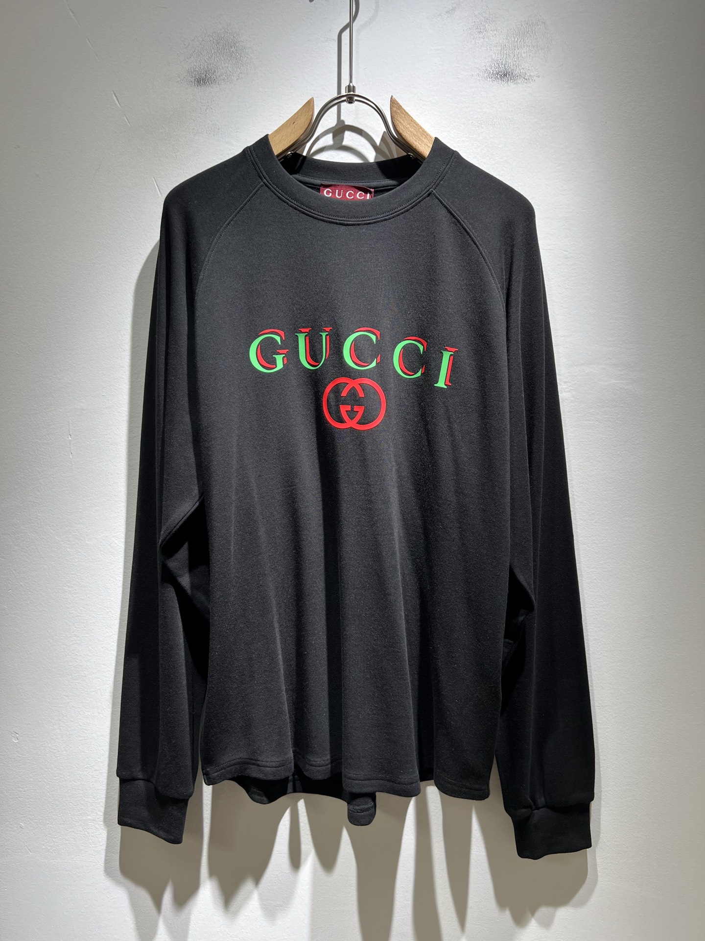 NO:529920,Gucc* Gujia 2025 autumn and winter new men and women's couples casual loose cotton round neck long-sleeved base shirt!  Trading companies have sparse channels and are released on the official website at the same time!  The latest series of spring and summer 2025, classic fashion design elements, injecting full vitality into the new series. This T-shirt is carefully selected for customers to use imported cotton fabrics. The fabric feels skin-friendly and soft and delicate, and the body logo is glued!  It has an extremely comfortable and breathable wearing experience. The whole item is very eye-catching and fashionable, and is deeply loved by young people today!  The loose round neck cut is a neutral style regardless of age and gender, suitable for matching all the styles and looks you need in your daily life!  It is recommended to wear couple outfits to go out on the street to make it more pleasing to the eye!  Size S-XL, gucci, gucci, tees, t-shirt, alexander wang19860909Gucc*古家 2025秋冬新款男女同情侣款休闲宽松棉质圆领长袖打底衫！贸易公司渠道稀出,同步官网发售 ！ 2025春夏最新系列,经典时尚设计元素,为全新系列注入满满活力,这款T恤衫用心甄选客供进口棉面料制成,面料手感亲肤柔软细腻,衣身logo压胶设计！拥有着无比舒适透气性的穿着体验,整件单品极具吸睛度与时尚感,深受当下年轻人的喜爱！基础宽松的圆领版型裁剪,不分年龄与性别的中性款式,适合搭配你日常所需的所有风格与造型！建议搭配情侣装出街会更为养眼出色！尺码S-XL,,gucci,gucci,tees，t-shirt,alexander wang,Men's clothing