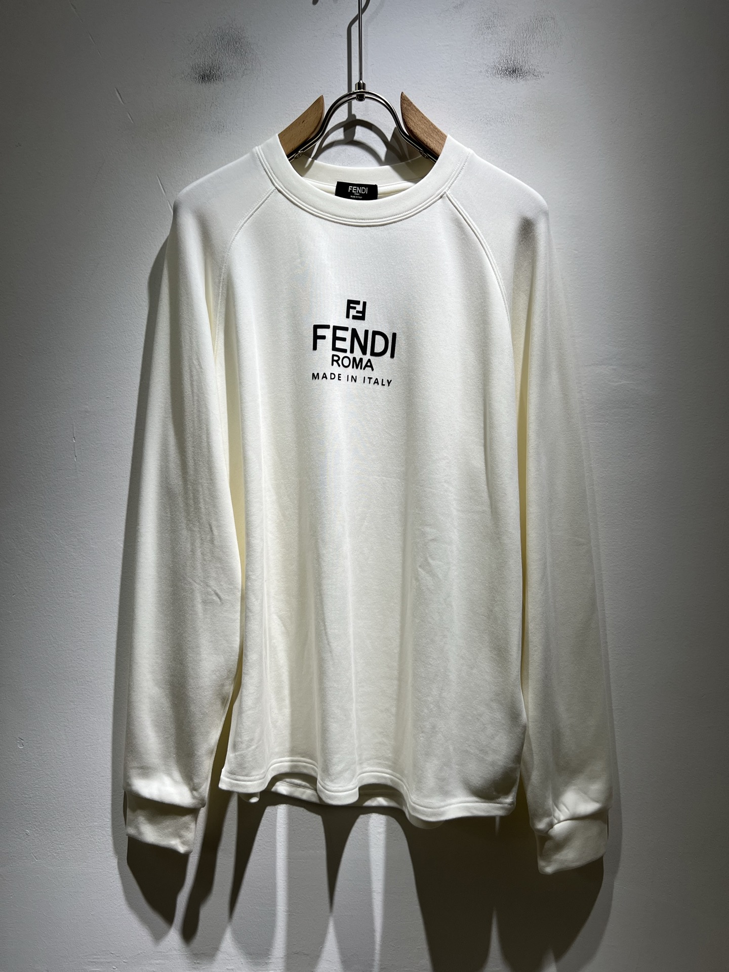 NO:529905,FEN*I FEN*Di 2025 autumn and winter new FD family FF men and women base shirt, versatile and simple short sleeves for men and women. Original Italian orders, popular FD family items, simple and pure colors. The FD family's enduring iconic products, high-quality products with full representativeness and full specifications, and high-quality products that all FD fans are worth buying!  Pure Yidian channel orders, high-end and popular products from the FD family, very popular items at the moment, and iconic letter logo pattern glue-on modification!  High-end goods worth keeping and giving away to others!  It is trendy and beautiful, with a full sense of trendy atmosphere, and has a very high level and specifications. It uses a very classic black and white color combination, giving people a strong visual impact and has a very high recognition. It is top-quality exclusive pure cotton fabric, created with a soft, delicate and comfortable touch, and has a very high-end and classy appearance!  Perfectly interprets the charm of the brand and leaves a deep impression. It is more fashionable and charming. It has simple, elegant and fashionable upper body, and is even more stressful for outfits!  The inner wear alone is very delicious and beautiful scenery that cannot be ignored!  Size S-XL, fendi,dior,T-shirt,alexander wang19860909FEN*I 芬*迪2025秋冬新款FD家族FF男女同款打底衫,男女同款百搭极简短袖.意大利原厂订单,FD家族人气单品,简约纯色系打造.FD家族经久不衰的标志性臻品,代表性十足,规格感十足的精品,所有FD粉丝都值得抢购的精品！纯正意代渠道订单,FD家族的高奢人气爆款产物,当下十分火爆的单品,标志性字母logo图案压胶修饰！值得自留和送人的高端货！新潮又好看,潮流气息感十足,档次规格感极高,并且采用十分经典的的黑白双色搭配,给人的视觉冲击感相当强烈,有着极高的辨识度,顶级专属纯棉面料,打造,触感柔软细腻舒适,品相相当高级有档次！完美诠释品牌魅力,给人留下深刻印象.更具时尚与韵味,上身简约大方时尚,对于穿搭更是毫无压力！单穿内搭都极有味道,不可忽视的靓丽风景线！ 尺码S-XL,,fendi,dior,T-shirt,alexander wang,Men's clothing