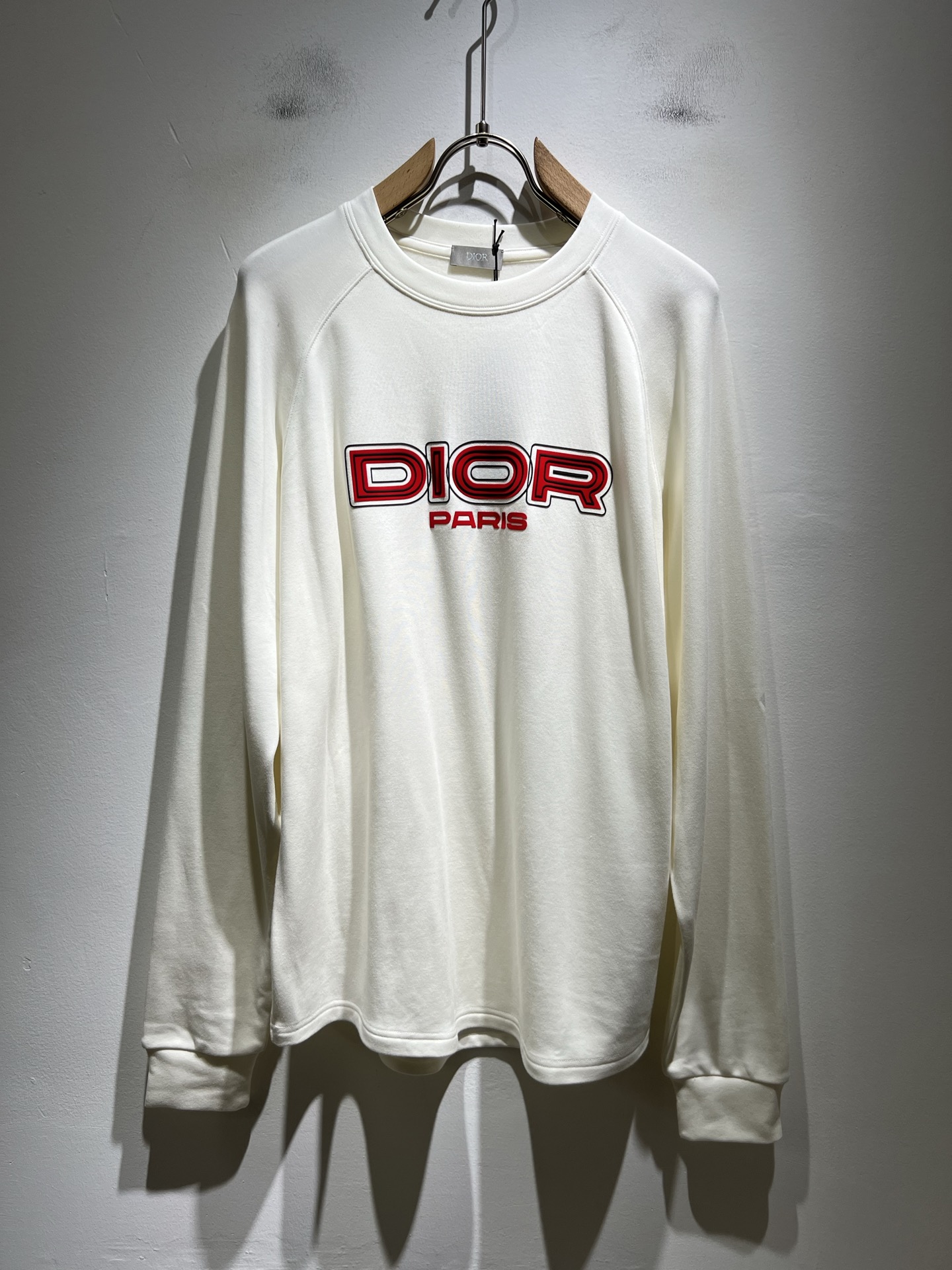 NO:529911,Dio*Dijia 2025 autumn and winter new men and women's same long-sleeved base shirt, available at the same time in the counter!  Customized exclusive 260g pure cotton fabric, customized original craft threads, chest logo pattern glue pressing technology design!  Simple and generous, calm and versatile, extremely high-end, perfectly integrated with fashion and style, a top fashionable style that perfectly suits the outside wear!  The overall feeling is natural!  The ultimate classic versatile short-sleeved T-shirt adopts the latest three-dimensional letter logo embossed elements design!  The ultimate perfection of heavy industry!  Fans who pursue high quality are please buy them by themselves, and all fans who know the goods are invited to appreciate this model together!  !  Color black white Size S-XL,,dior,dior,T-shirt,tees,t-shirt,alexander wang19860909Dio*迪家 2025秋冬新款男女同款长袖打底衫,专柜同步发售！定制专属260克纯棉面料,定制原版工艺螺纹,胸前logo图案压胶工艺设计！简约大方,从容百搭,档次极高,完美融入时尚还有风情感一款完美符合外穿的顶尖时髦气质款！整体给人浑然天成的感觉！极致经典的百搭型短袖T恤,采用最新的立体字母logo压胶元素设计！极致的重工极致的完美！追求高品质的粉丝们请自行抢购,诚邀所有识货的粉丝一同鉴赏此款！！颜色黑色 白色 尺码S-XL,,dior,dior,T-shirt,tees，t-shirt,alexander wang,Men's clothing