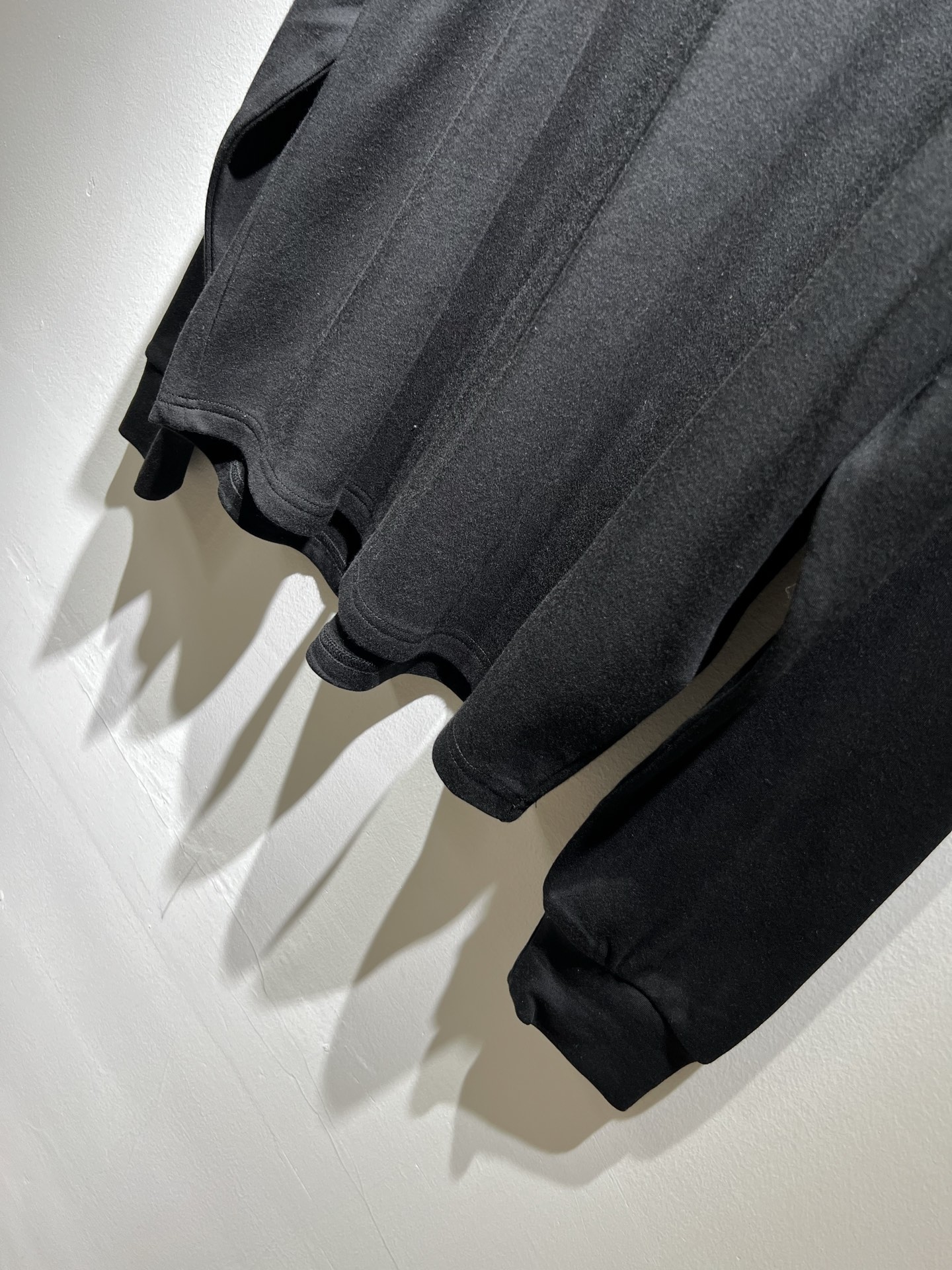 Arman阿*尼2025秋冬新款男女同款👫休闲长袖打底衫，原单代工厂订单，标志😊logo压胶设计！简洁的