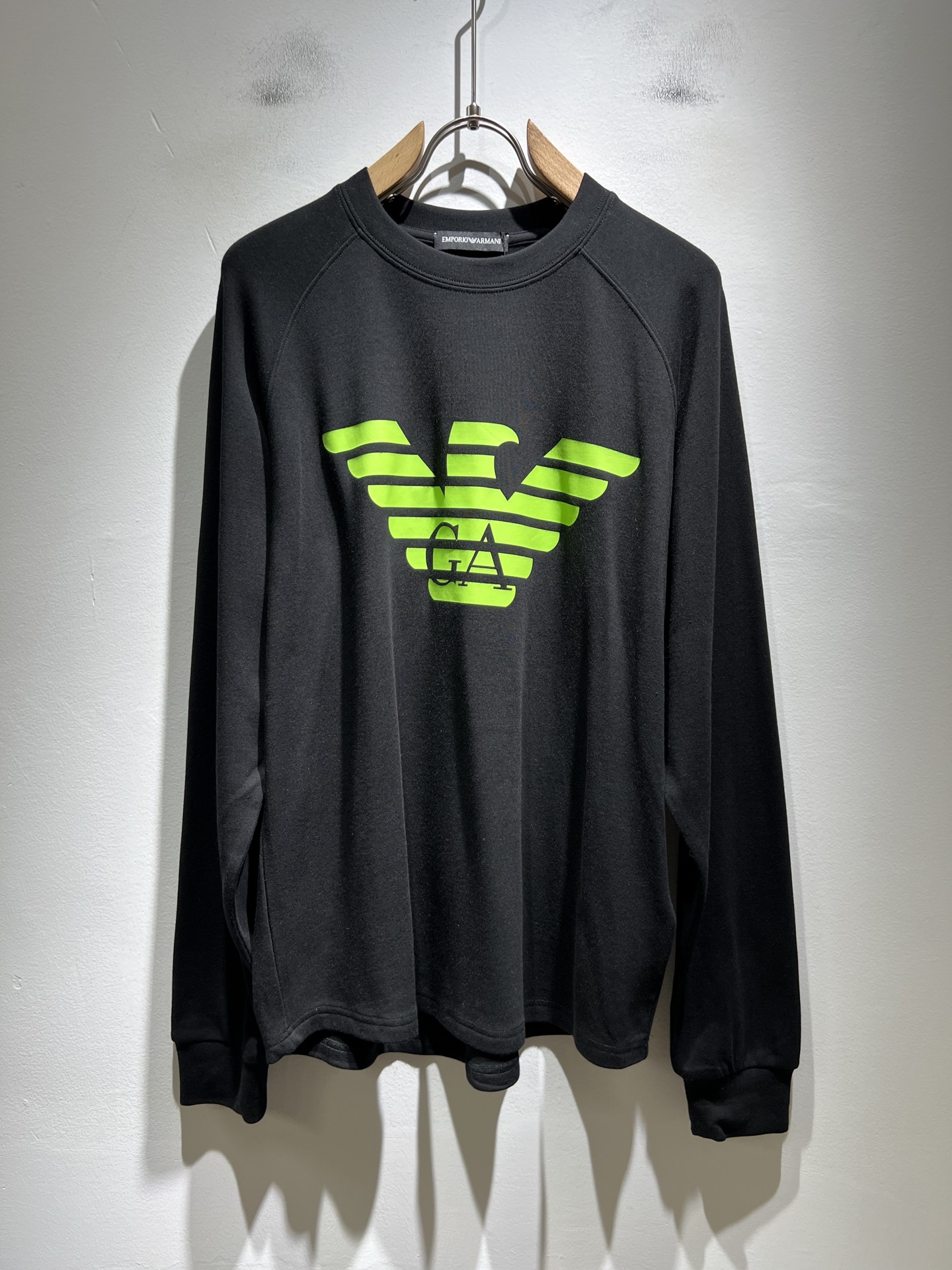 NO:529922,Arman A*ni 2025 autumn and winter new men and women's same casual long-sleeved base shirt, original single OEM order, logo glue pressing design!  The simple design is exquisite and elegant, amazing!  Customized original exclusive pure cotton fabric, soft and delicate feel, super comfortable on the upper body, and ultimately enjoy wearing!  Inheriting the classic styles of the past, the upper body effect comes naturally, and simple outfits do not require too many accessories. It can easily create a fashionable feeling, and the return rate will also increase. Get it at a speed!  Size S-XL, Armani,alexander wang19860909Arman阿*尼2025秋冬新款男女同款休闲长袖打底衫,原单代工厂订单,标志logo压胶设计！简洁的设计精致优雅,令人叹服！定制原版专属纯棉面料,手感柔软细腻,上身超级舒适,极致的穿着享受！继承着以往的经典版型,上身效果自然而来的出彩,简单穿搭无需过多的饰物,轻松搭出时尚感,回头率也会随之提升.速度入手吧！尺码S-XL,,armani,alexander wang,Men's clothing