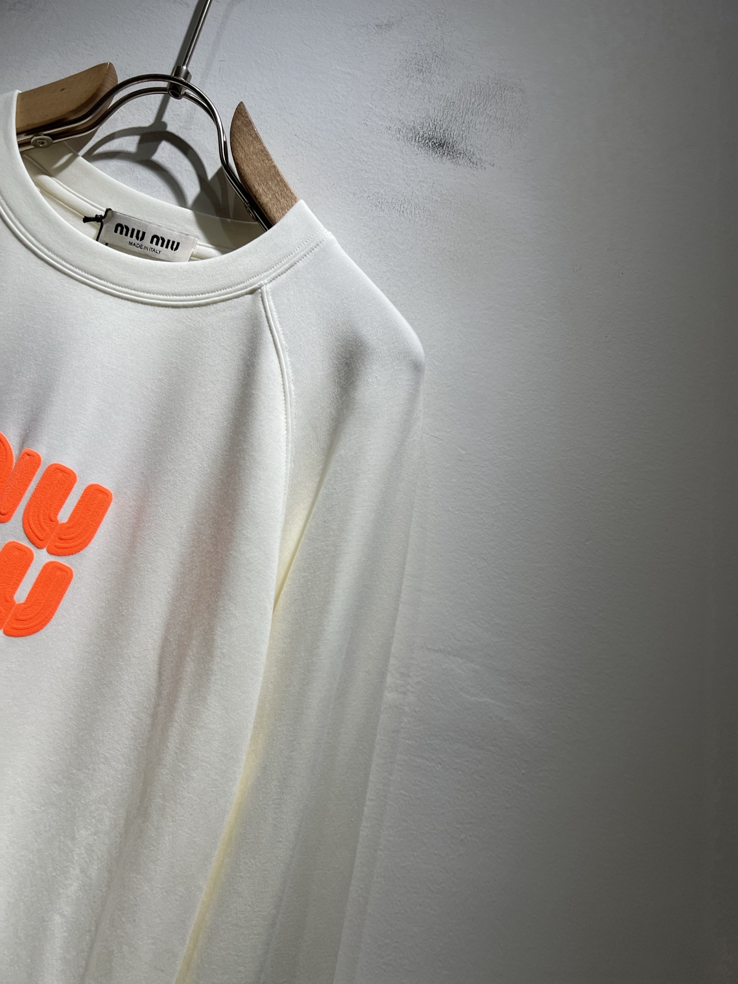 MIUMIU 谬谬2025秋冬新款男女同款👫打底衫，品牌最新设计元素！既不单调也不复杂,恰到好处的展现品