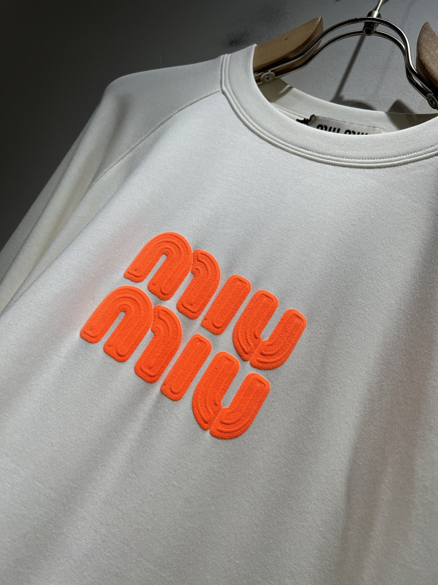 MIUMIU 谬谬2025秋冬新款男女同款👫打底衫，品牌最新设计元素！既不单调也不复杂,恰到好处的展现品