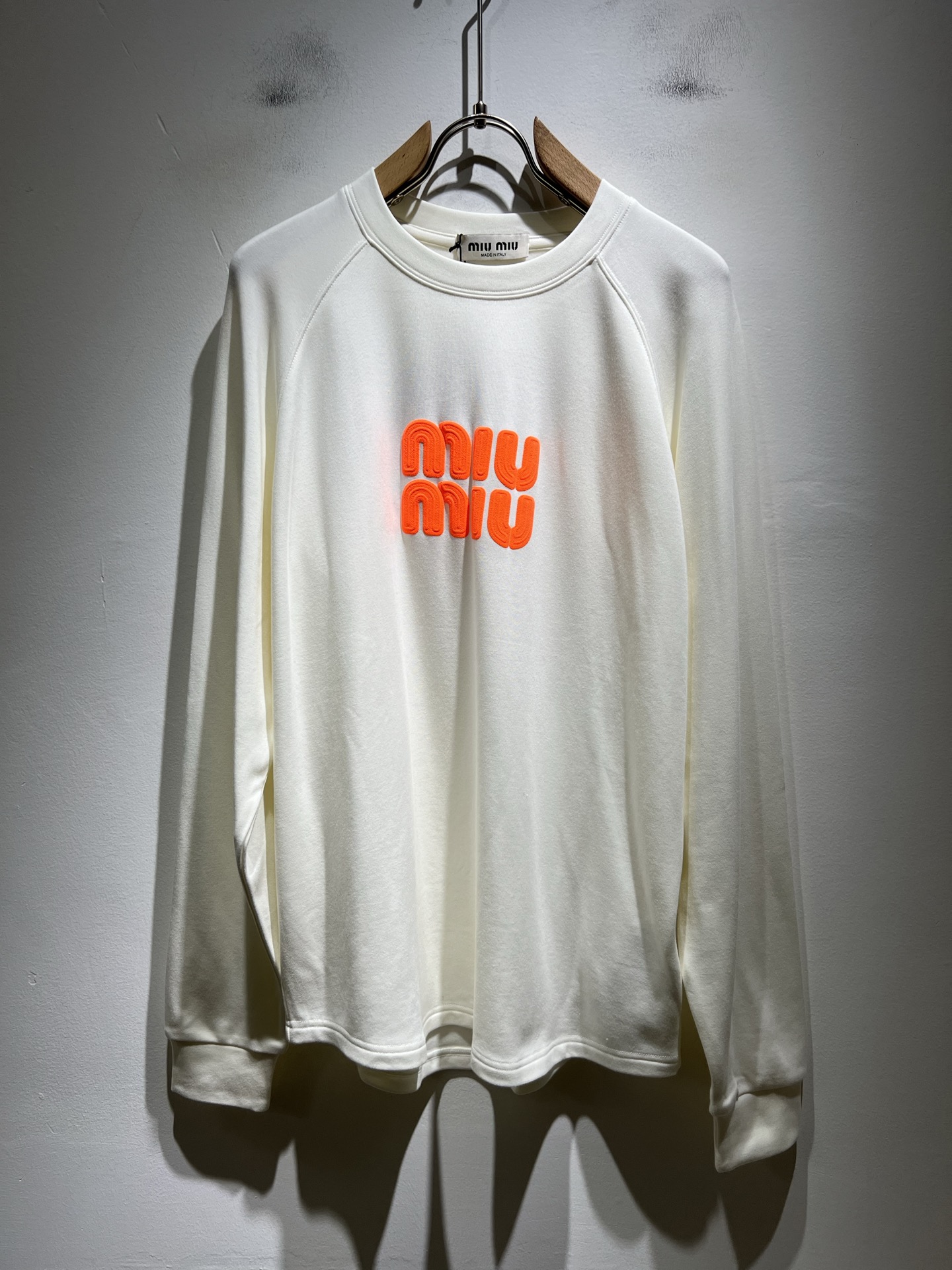 MIUMIU 谬谬2025秋冬新款男女同款👫打底衫，品牌最新设计元素！既不单调也不复杂,恰到好处的展现品