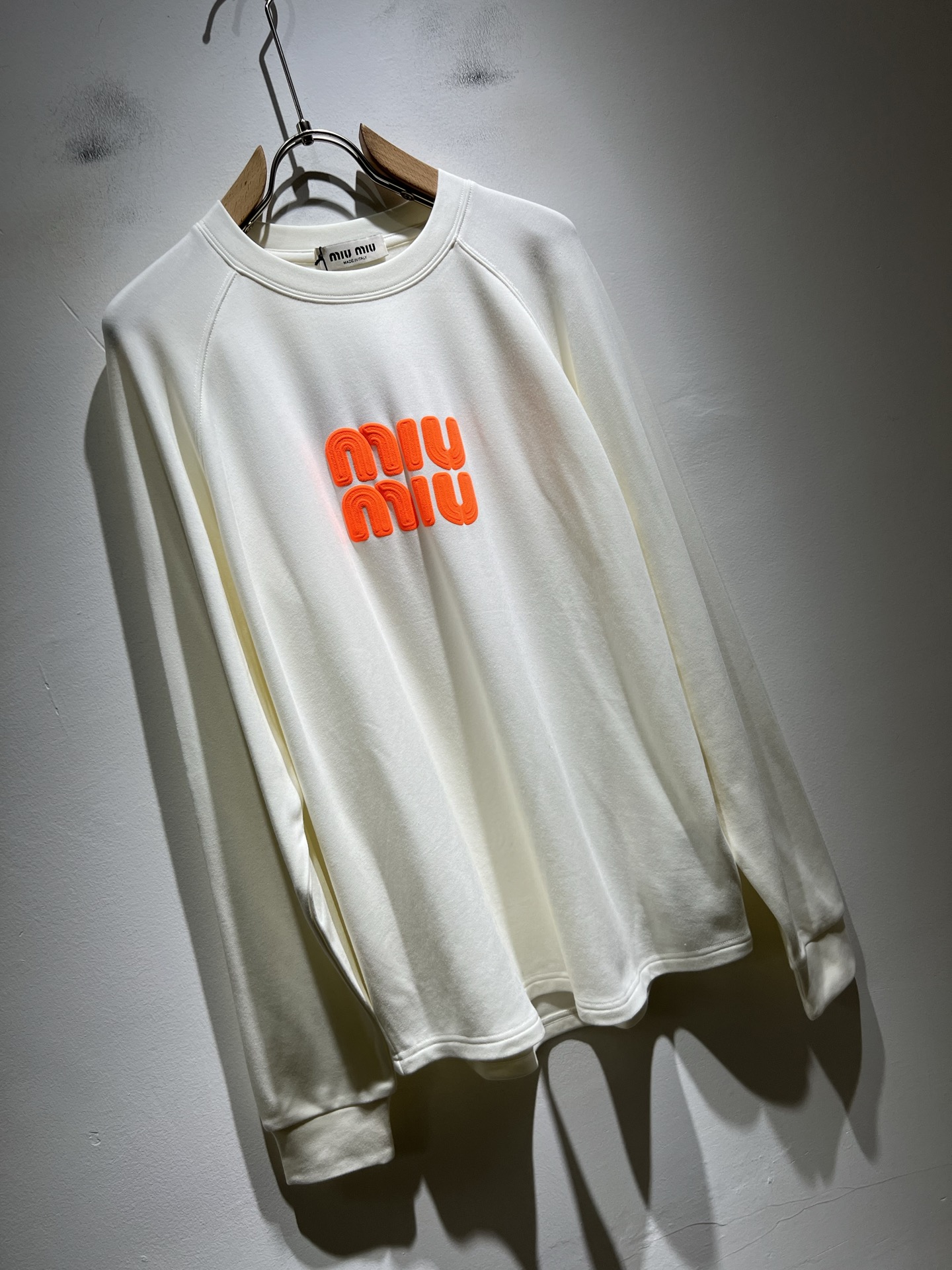 MIUMIU 谬谬2025秋冬新款男女同款👫打底衫，品牌最新设计元素！既不单调也不复杂,恰到好处的展现品