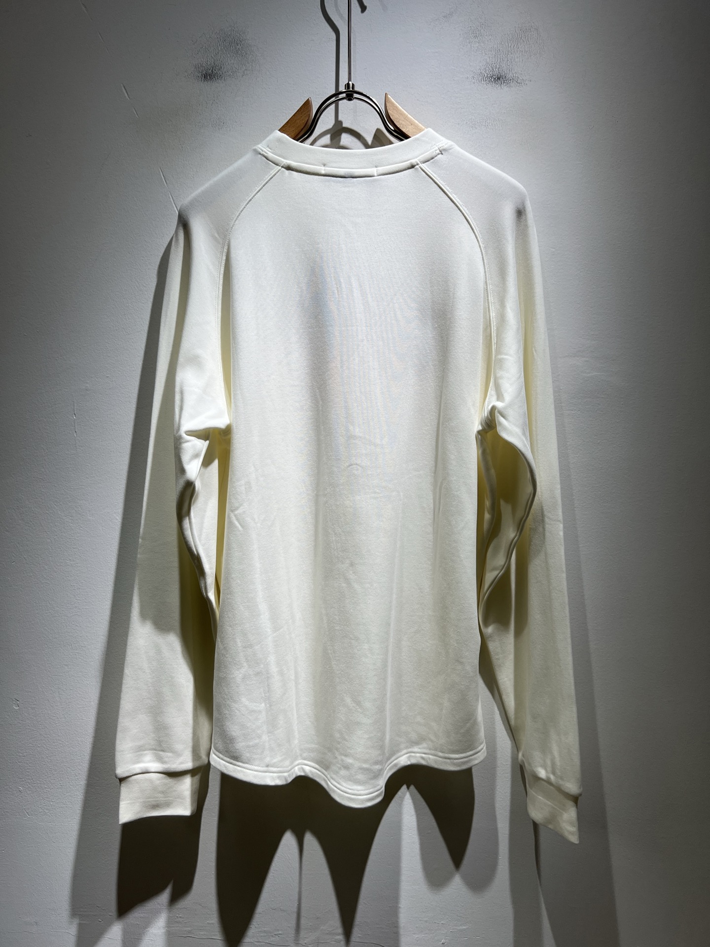 MIUMIU 谬谬2025秋冬新款男女同款👫打底衫，品牌最新设计元素！既不单调也不复杂,恰到好处的展现品