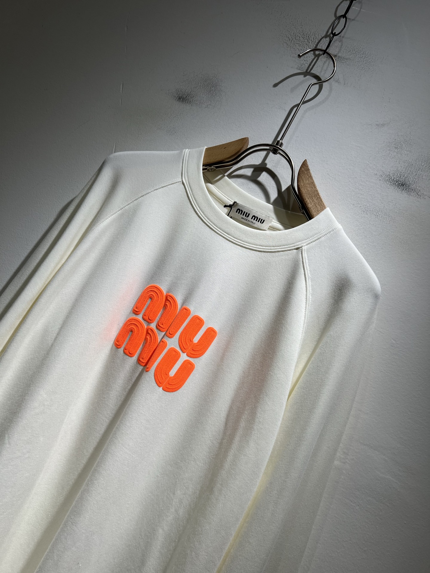 MIUMIU 谬谬2025秋冬新款男女同款👫打底衫，品牌最新设计元素！既不单调也不复杂,恰到好处的展现品