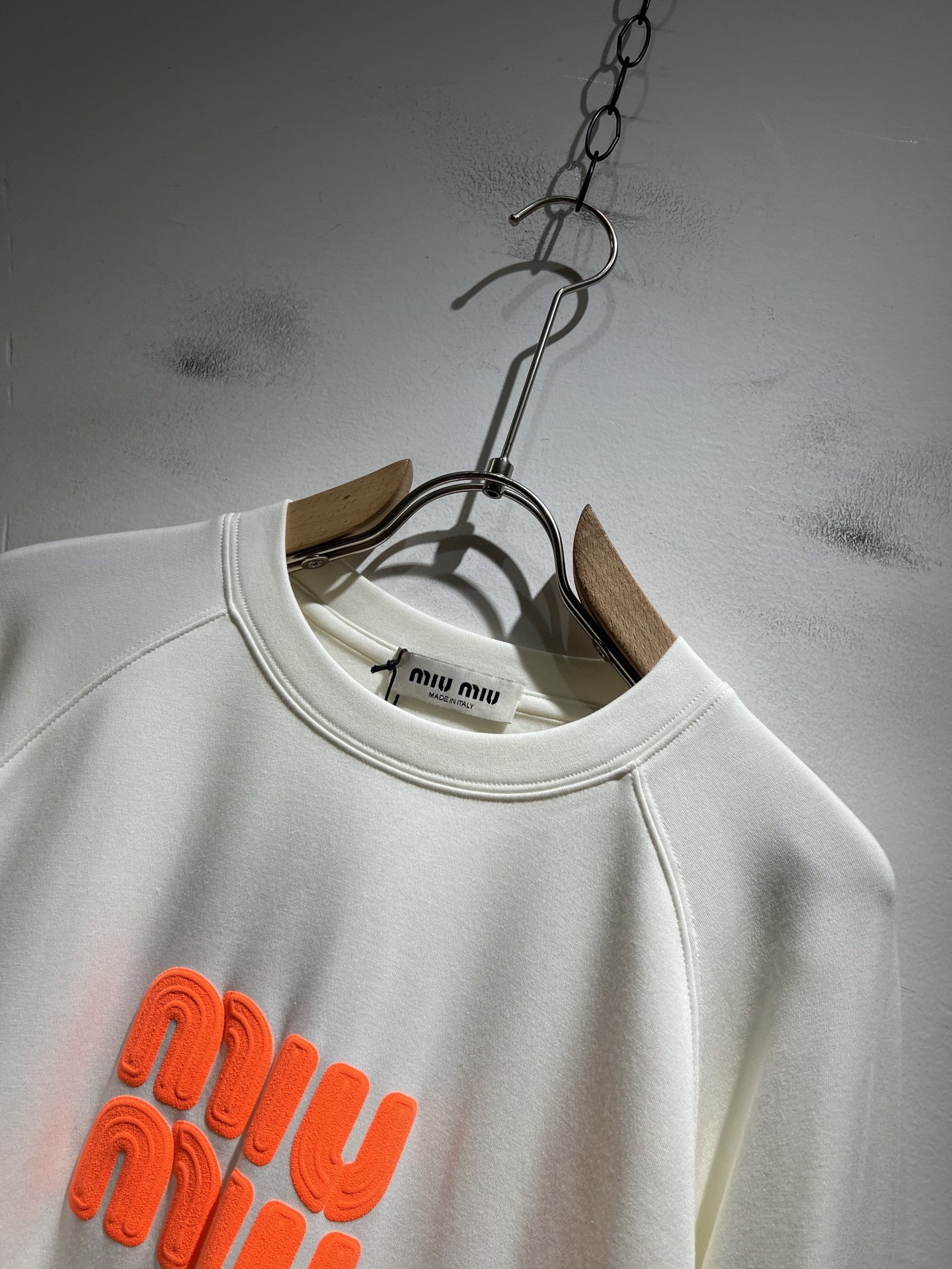 MIUMIU 谬谬2025秋冬新款男女同款👫打底衫，品牌最新设计元素！既不单调也不复杂,恰到好处的展现品