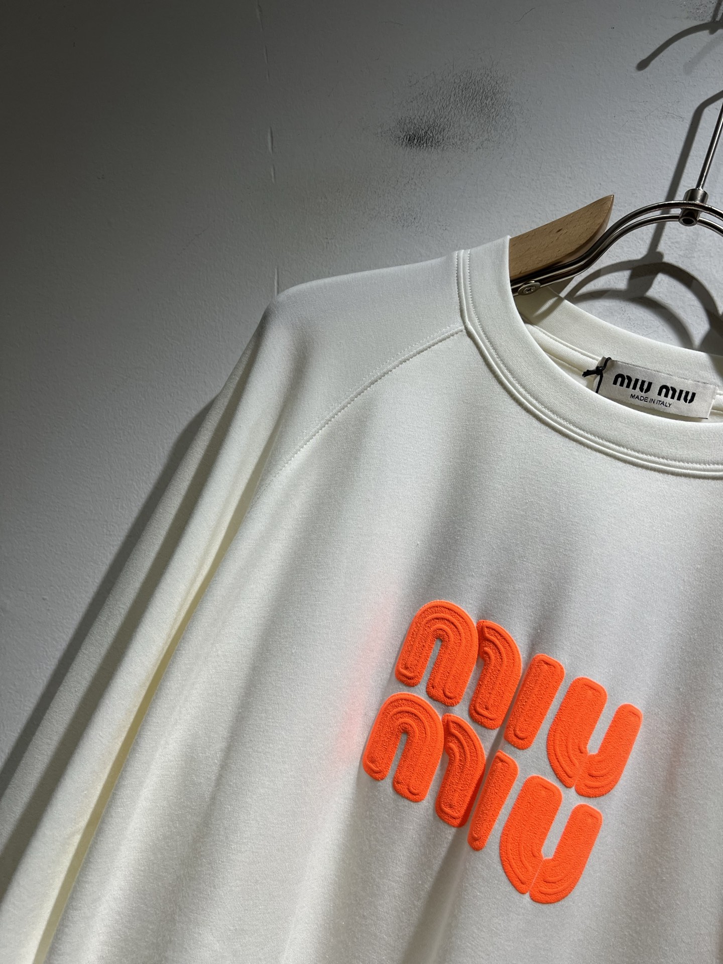 MIUMIU 谬谬2025秋冬新款男女同款👫打底衫，品牌最新设计元素！既不单调也不复杂,恰到好处的展现品