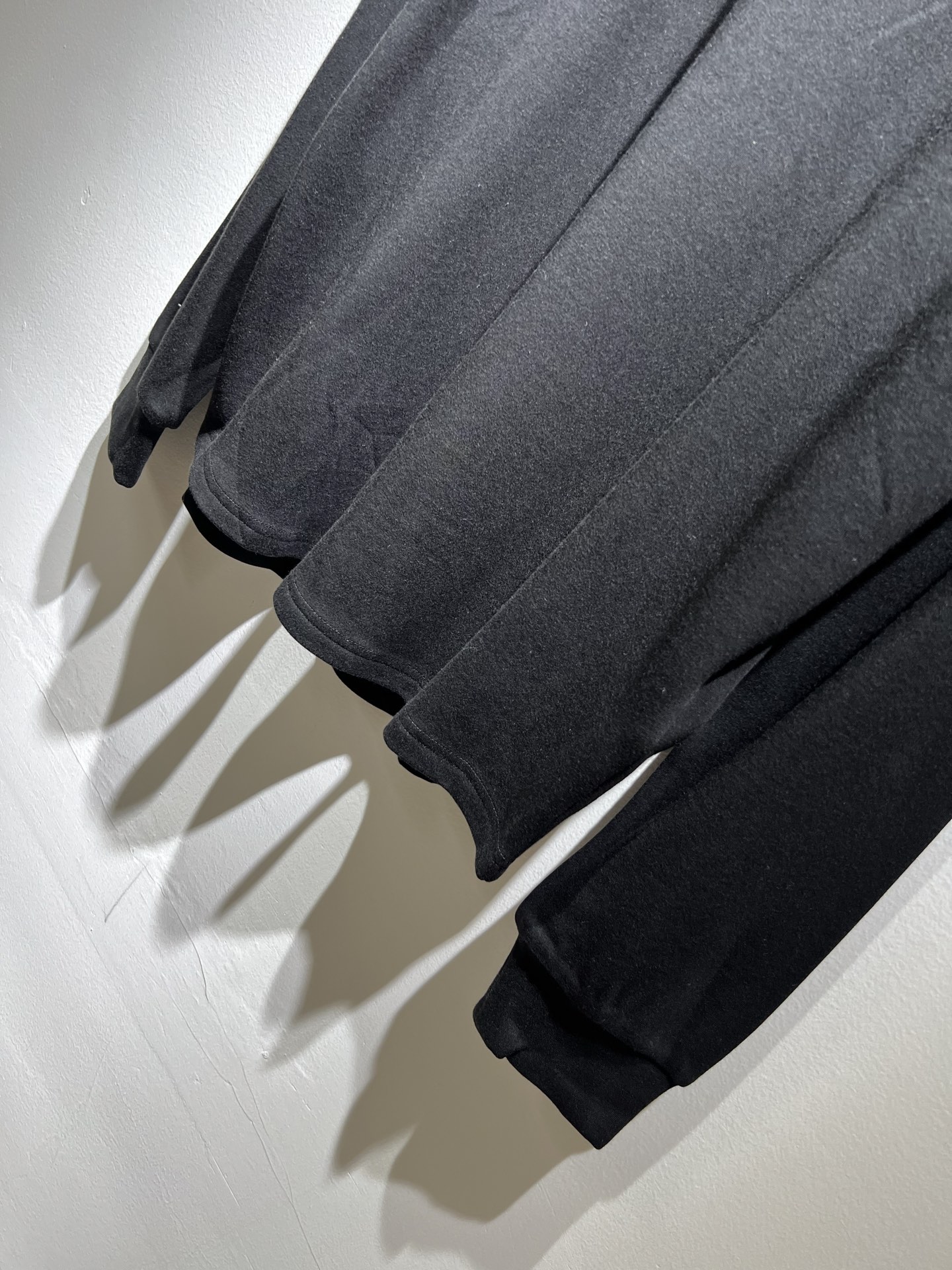 MIUMIU 谬谬2025秋冬新款男女同款👫打底衫，品牌最新设计元素！既不单调也不复杂,恰到好处的展现品