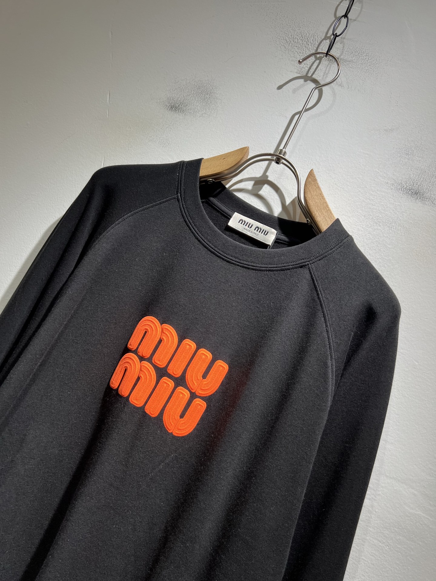 MIUMIU 谬谬2025秋冬新款男女同款👫打底衫，品牌最新设计元素！既不单调也不复杂,恰到好处的展现品