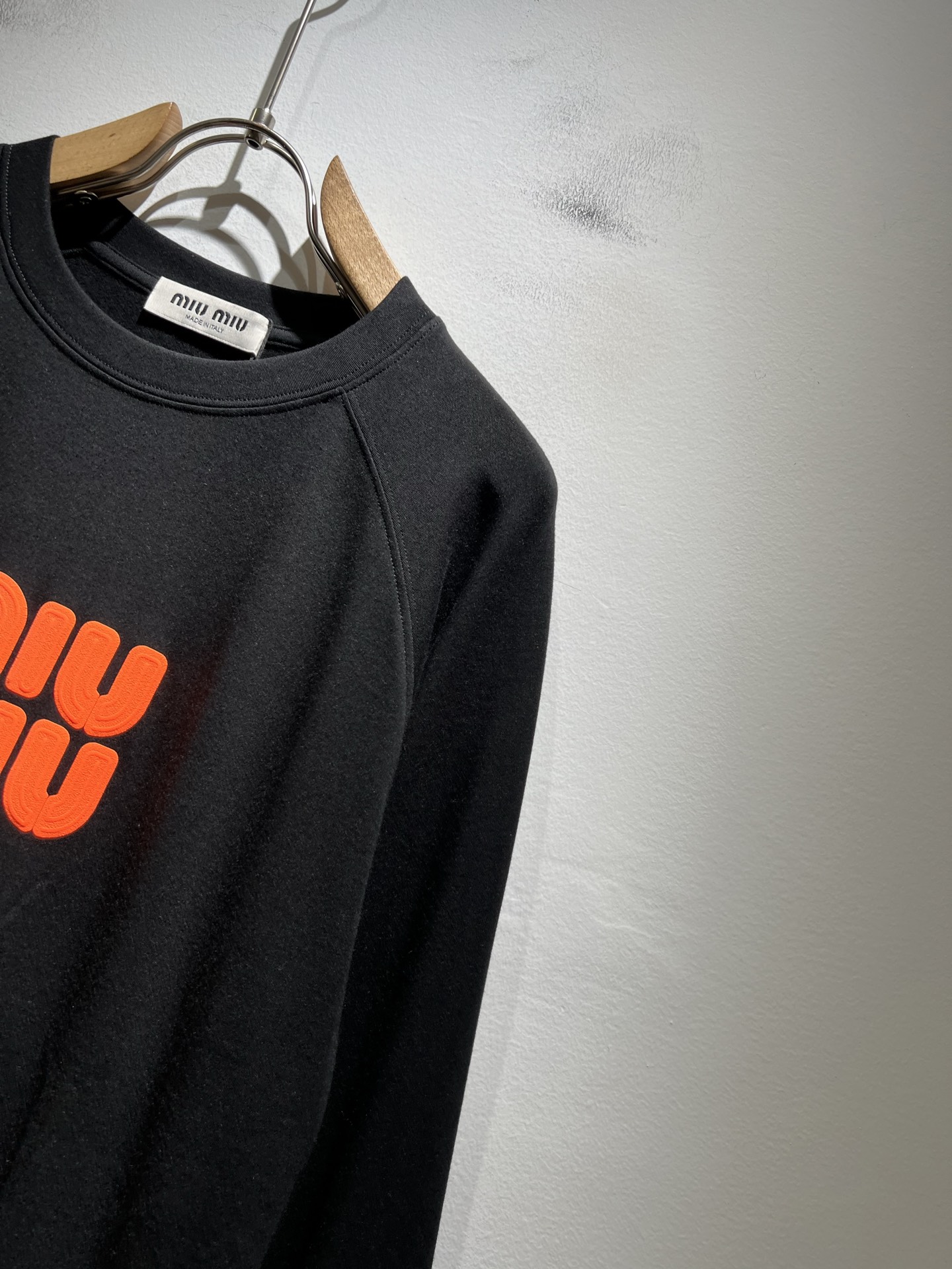 MIUMIU 谬谬2025秋冬新款男女同款👫打底衫，品牌最新设计元素！既不单调也不复杂,恰到好处的展现品