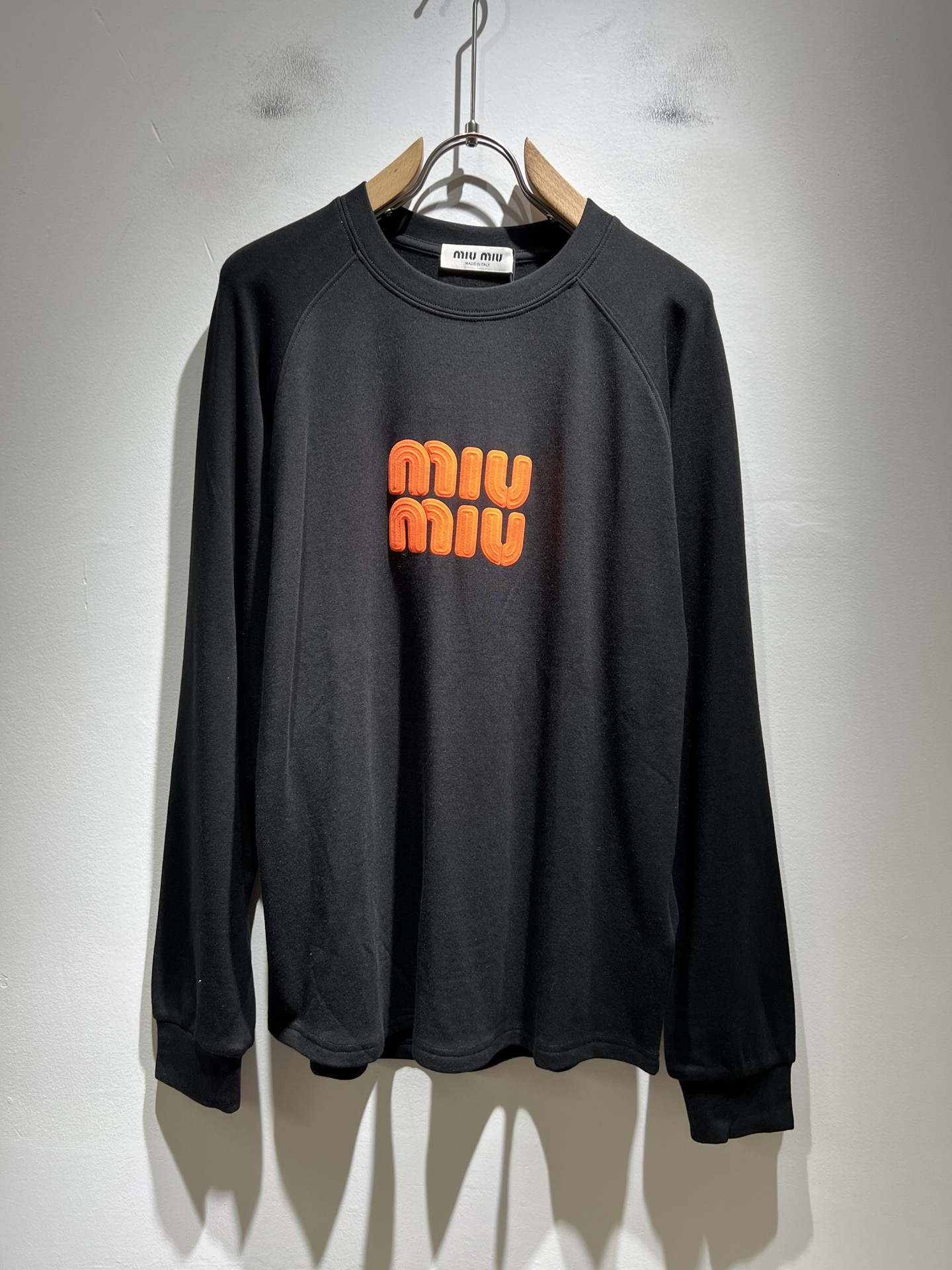 NO:530730,MIUMIU Misunderstanding 2025 autumn and winter new men and women's base shirt, the latest design elements of the brand!  Neither monotonous nor complicated, it shows taste just right!  Customer-supplied top-level glue press logo design!  Comfortable, sweat-absorbing and breathable, the unique high-end fabric presents a simple and elegant temperament!  Chest logo glue pressing design!  Full three-dimensional! Standard cutting design!  Every detail is a synchronized with high-end fashion. Size: M-3XL, miumiu, alexander wang19860909MIUMIU 谬谬2025秋冬新款男女同款打底衫,品牌最新设计元素！既不单调也不复杂,恰到好处的展现品味！客供顶级压胶logo设计！舒适吸汗透气根本不在话下,面料独具的高奢感呈现简约优雅气质！胸前logo压胶设计！饱满立体!标准裁剪设计！每一处细节都是与高端时尚同步的体现.尺码:M-3XL,,miumiu,alexander wang,Men's clothing