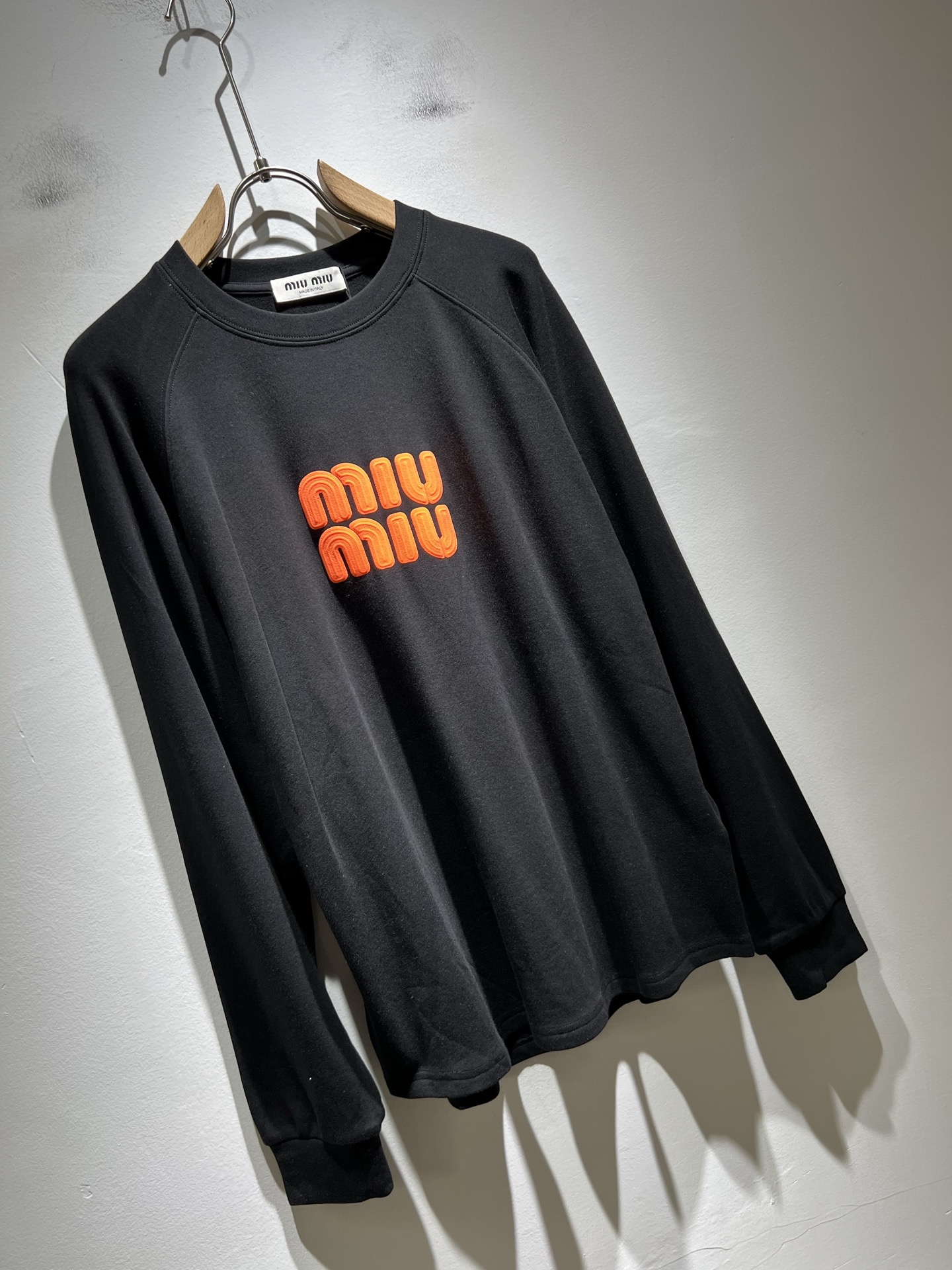 MIUMIU 谬谬2025秋冬新款男女同款👫打底衫，品牌最新设计元素！既不单调也不复杂,恰到好处的展现品