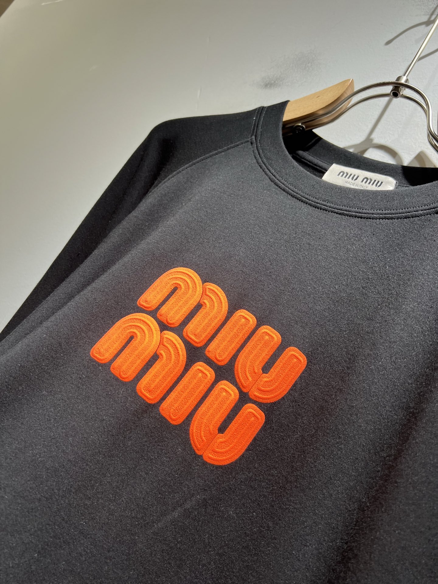 MIUMIU 谬谬2025秋冬新款男女同款👫打底衫，品牌最新设计元素！既不单调也不复杂,恰到好处的展现品