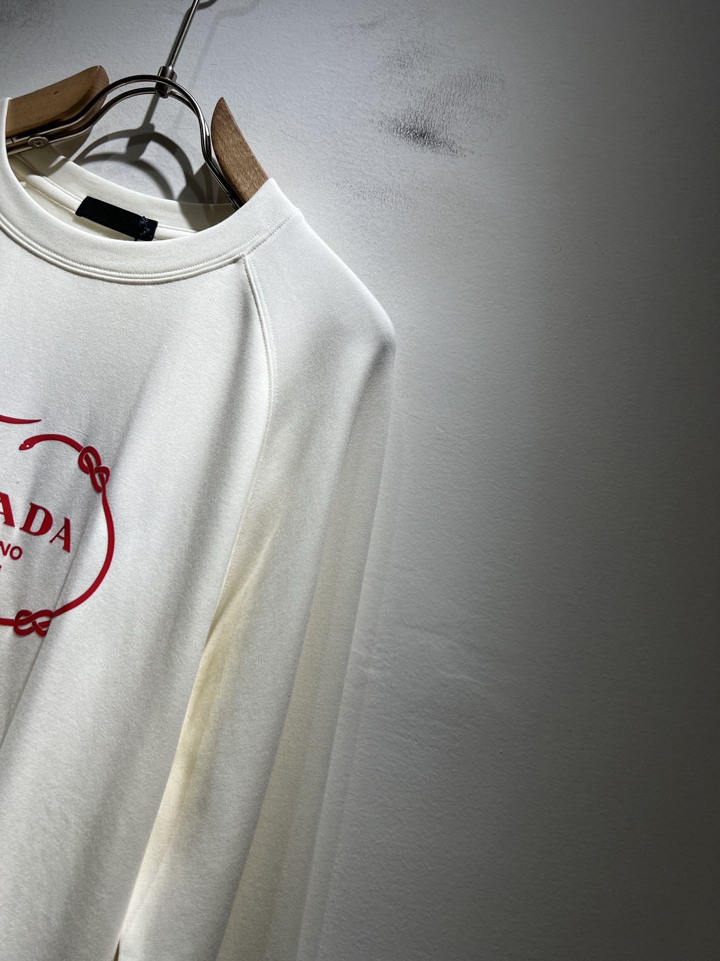 PRAD*A普*达2025秋冬新款男士长袖打底衫，最新款全网独家首上！！~既经典有时尚百搭，谁不爱啊，将