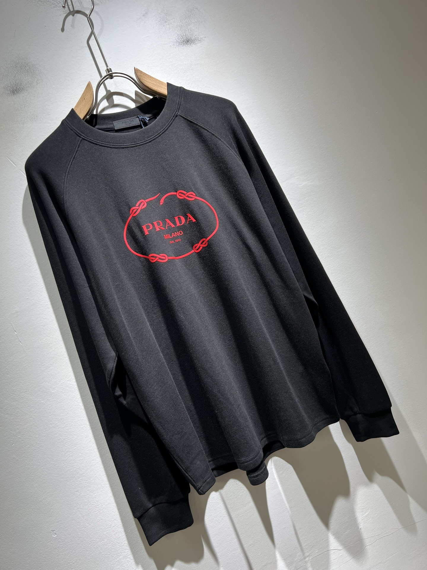 PRAD*A普*达2025秋冬新款男士长袖打底衫，最新款全网独家首上！！~既经典有时尚百搭，谁不爱啊，将